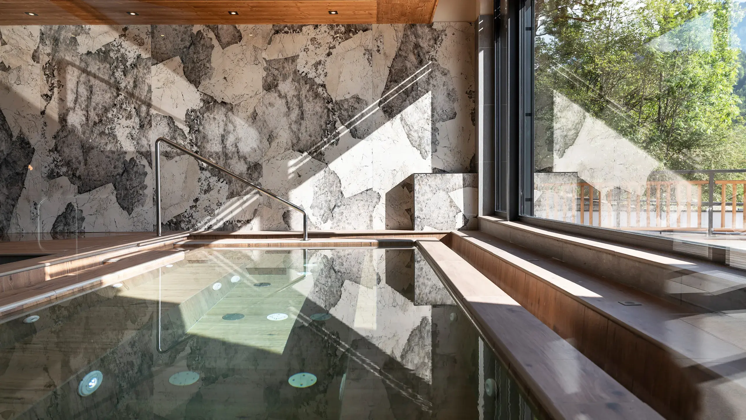 Spa Montagnes du Monde© - Bain bouillonnant aux Chalets de Joy - Le Grand-Bornand en été