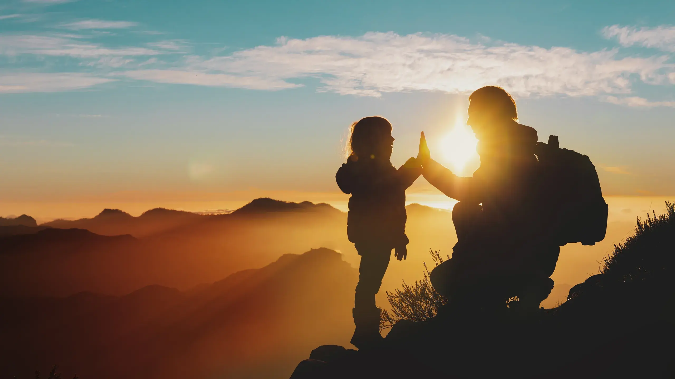 Randonnée en famille au soleil couchant - Destination Savoie et Haute-Savoie