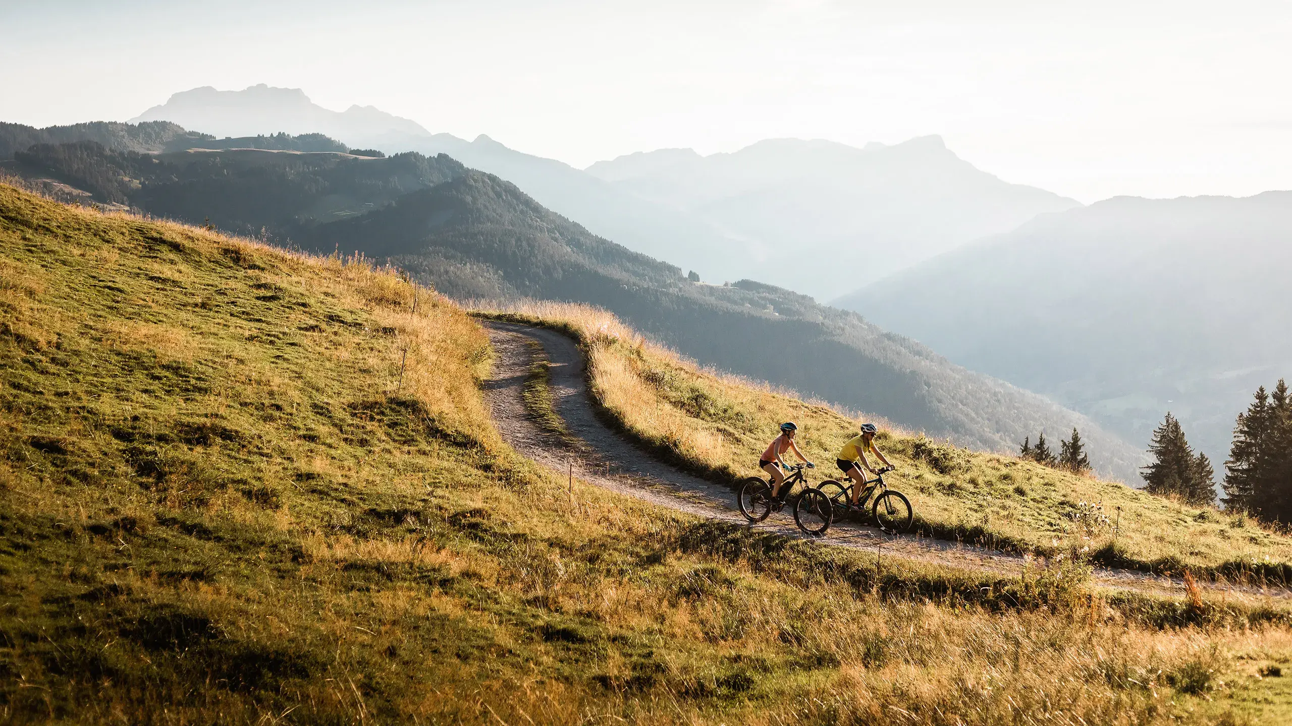 Deux personnes font du vélo dans les Aravis
