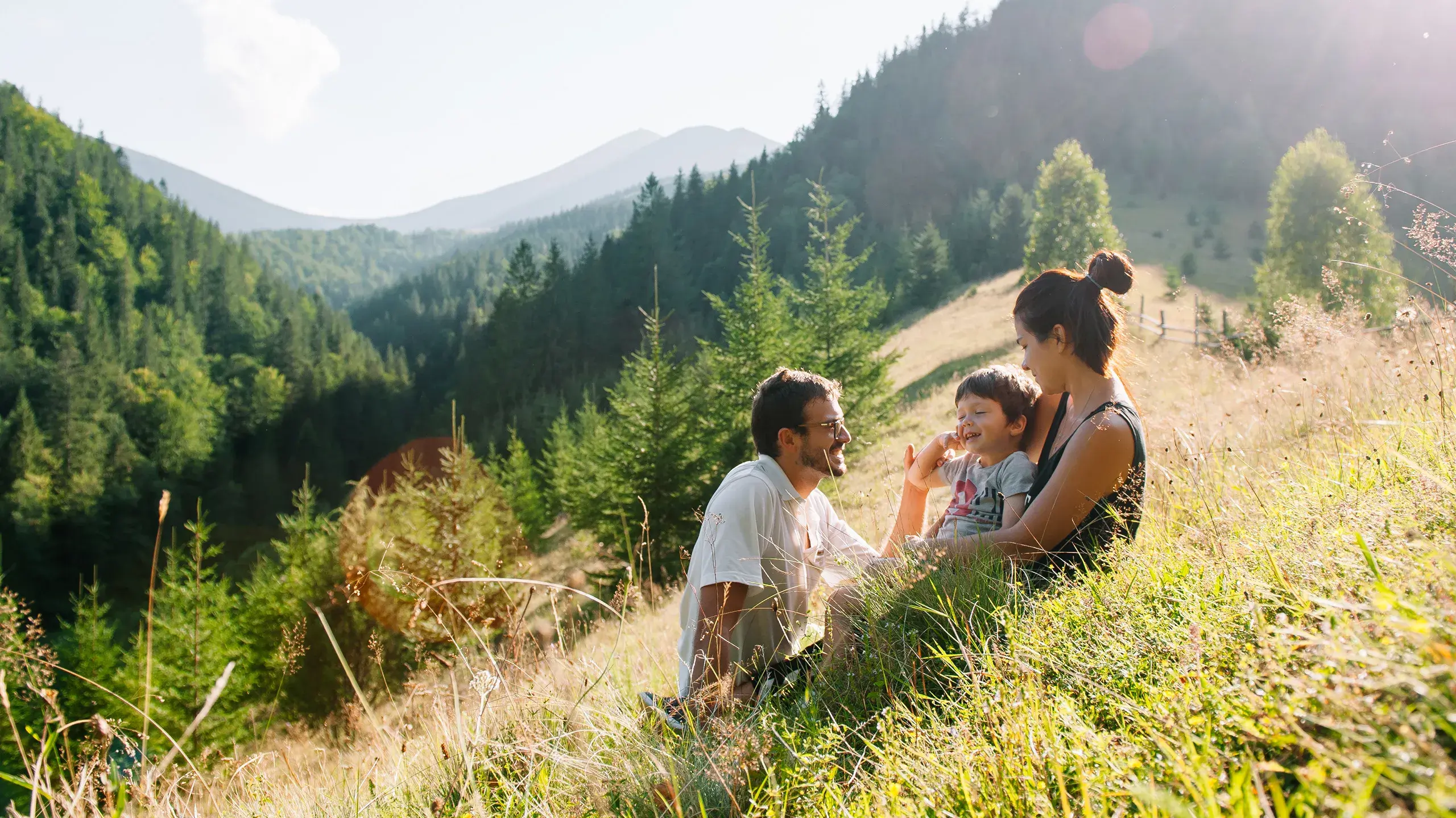 Famille en train de se détendre dans un champ 