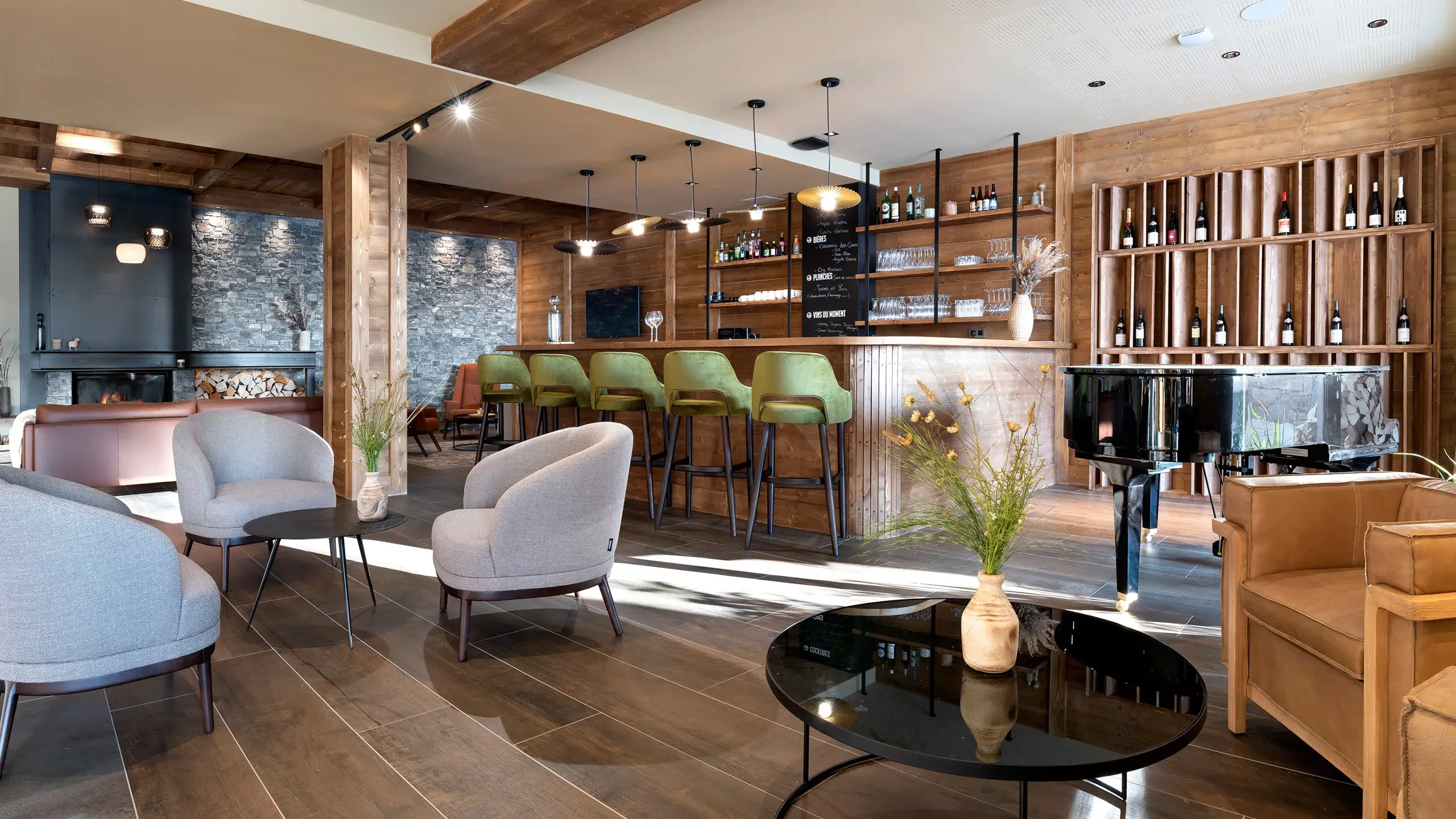 Salon avec cheminée des Chalets de Joy