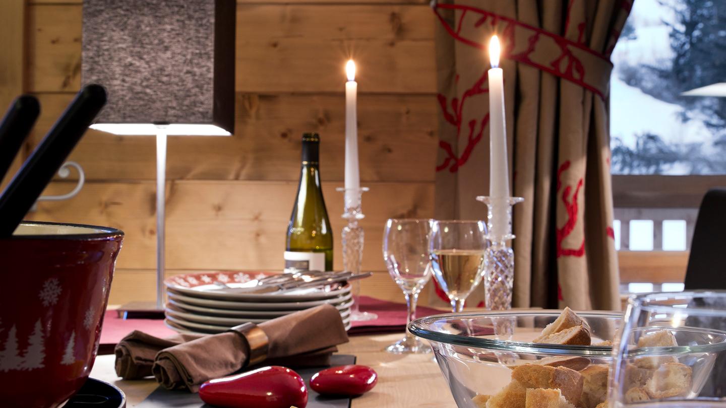 Détail table d'un appartement disponible dans la résidence Akoya à Valmorel