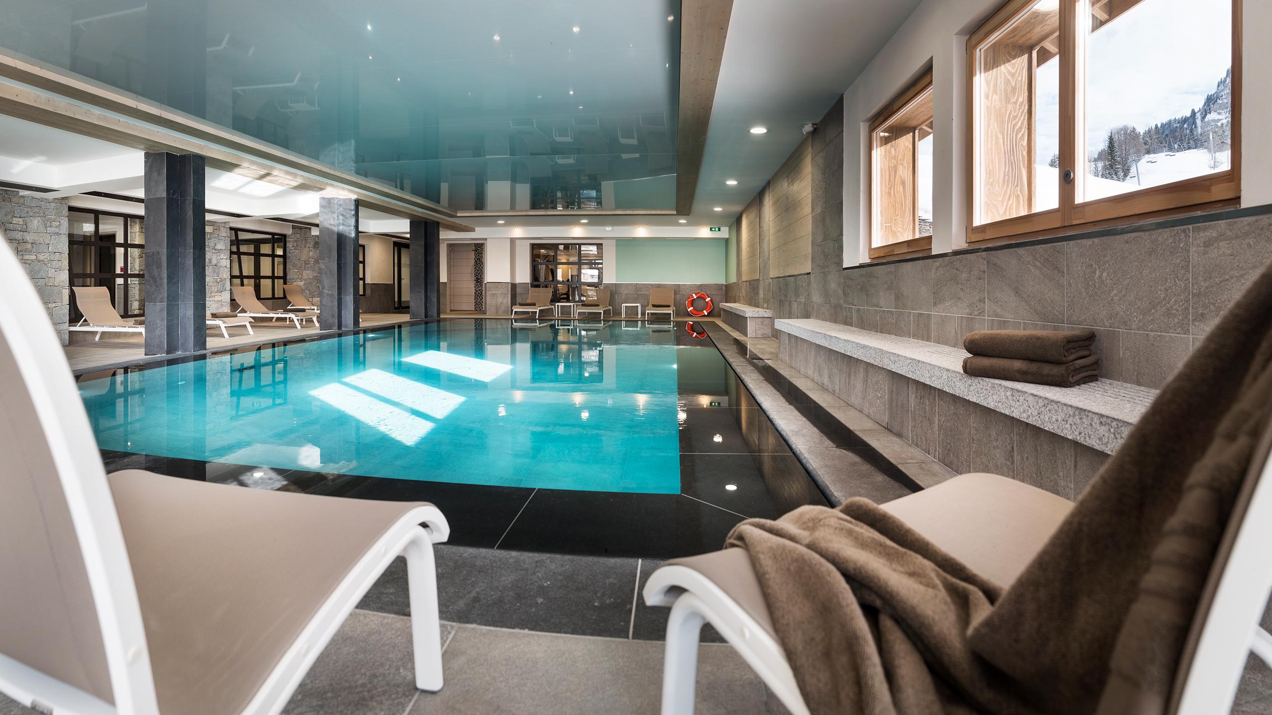 Piscine à débordement de l'espace bien-être du Roc des Tours au Grand Bornand Chinaillon