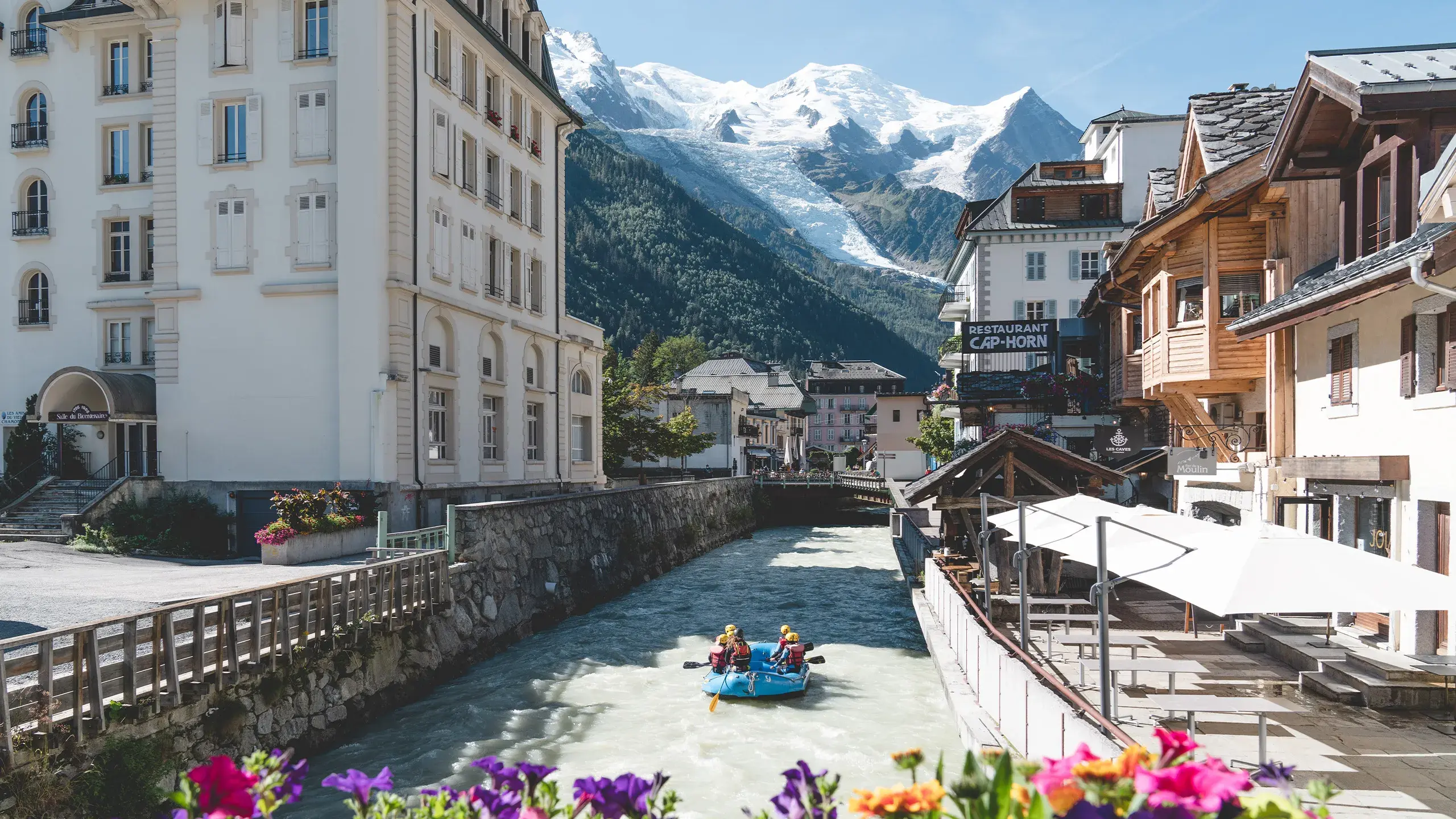 Kayakiste sur une rivière traversant la ville de Chamonix 