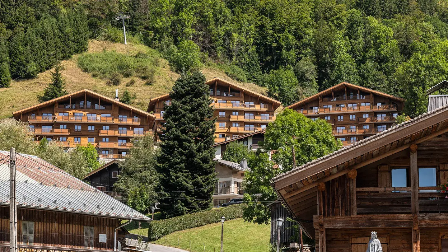 Vue extérieure des Chalets de Joy au Grand-Bornand en été