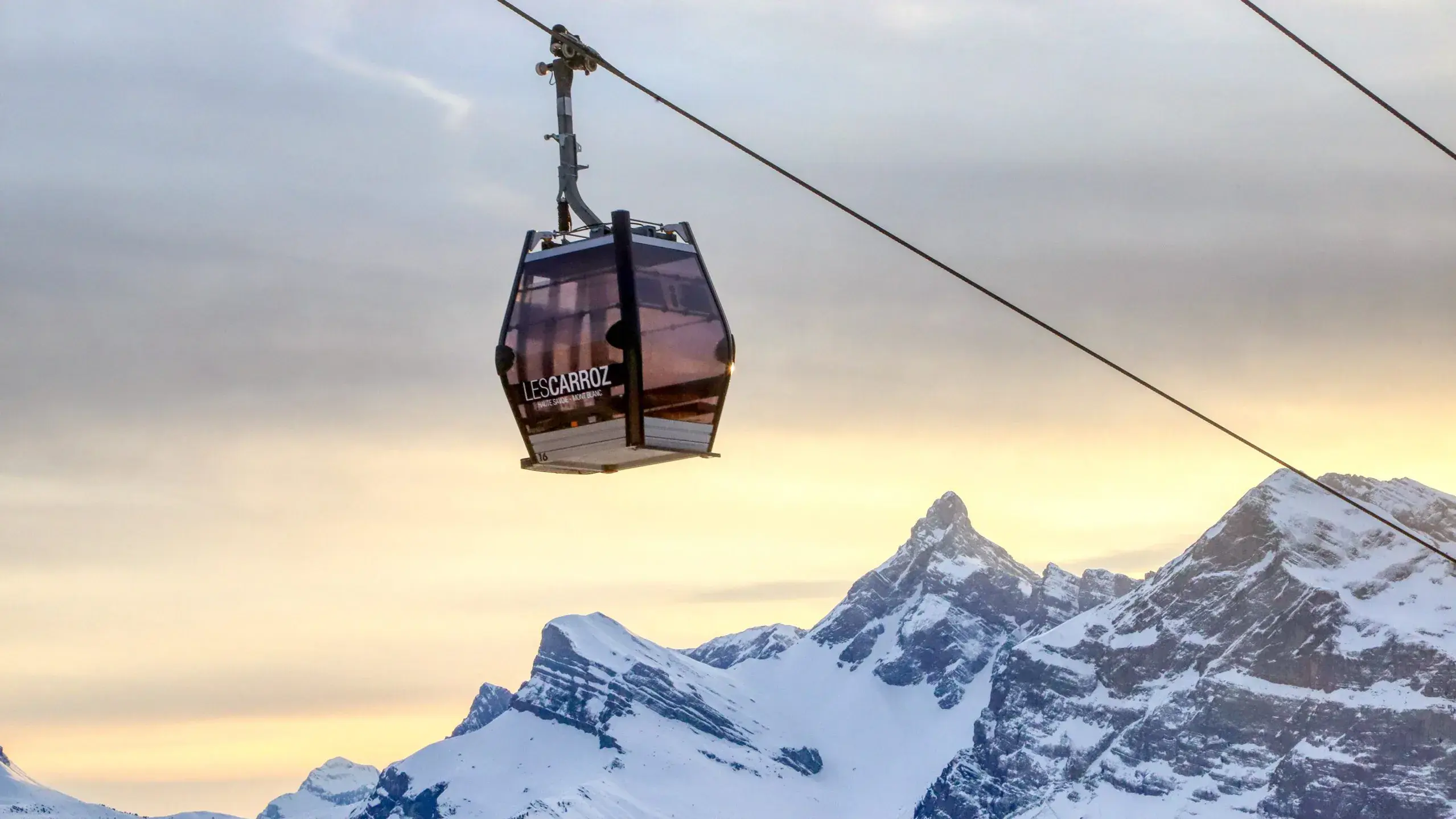 Les Carroz - Hiver - Télécabine