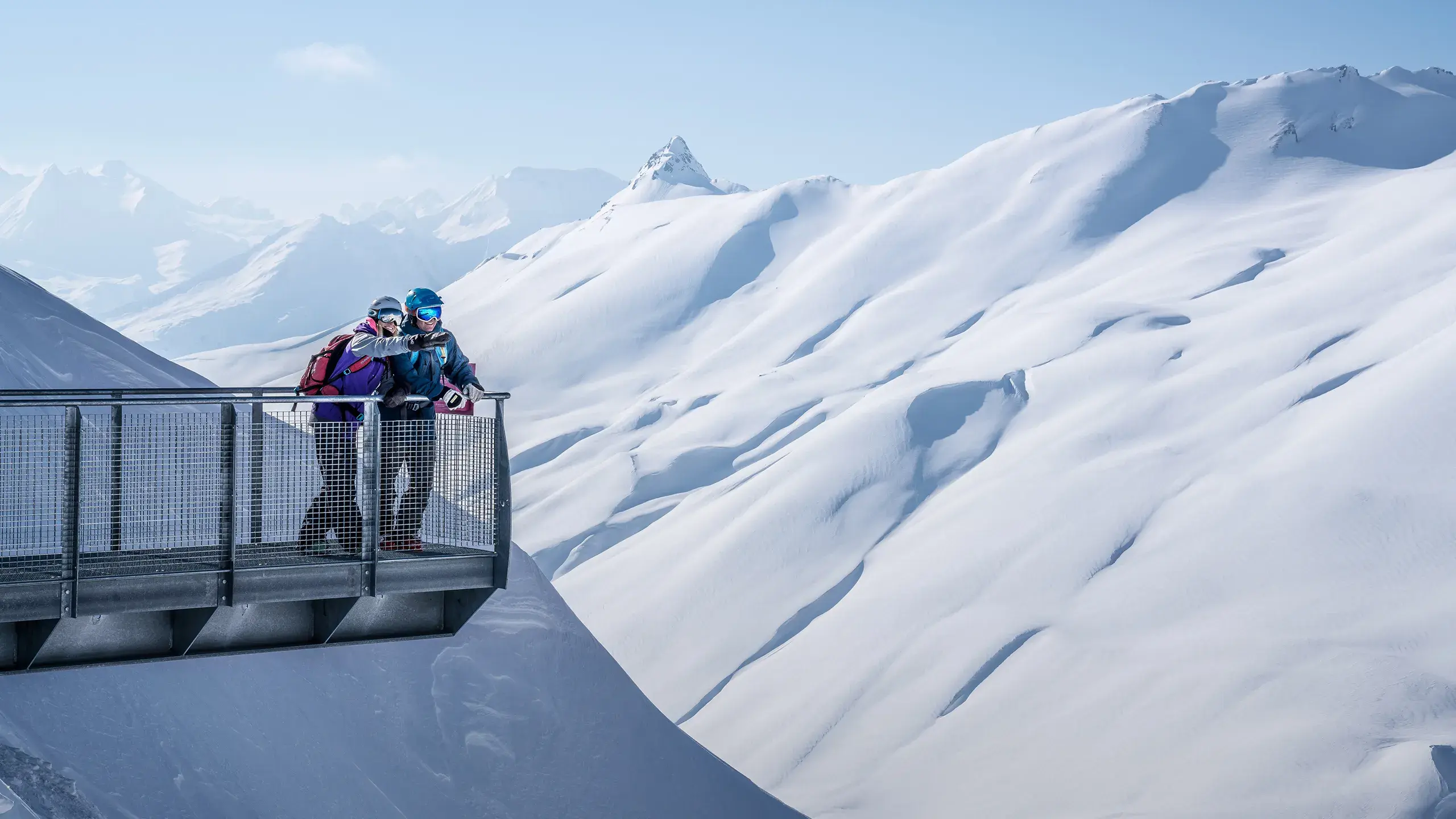 Espace San Bernardo - La Rosière - Hiver - Panoramic Experience - Skieurs sur une passerelle