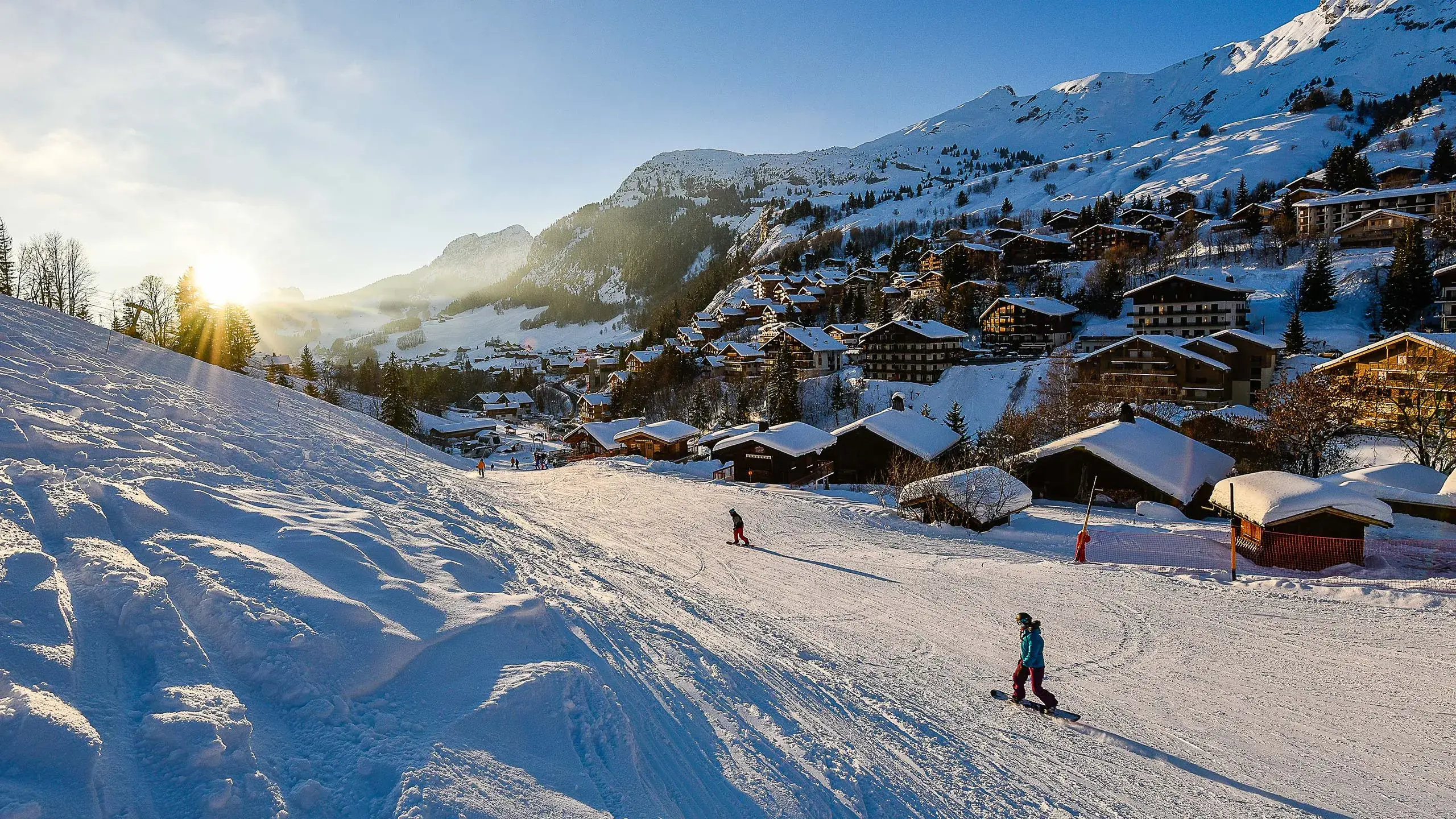 Aravis - Pistes de ski avec vue sur le village