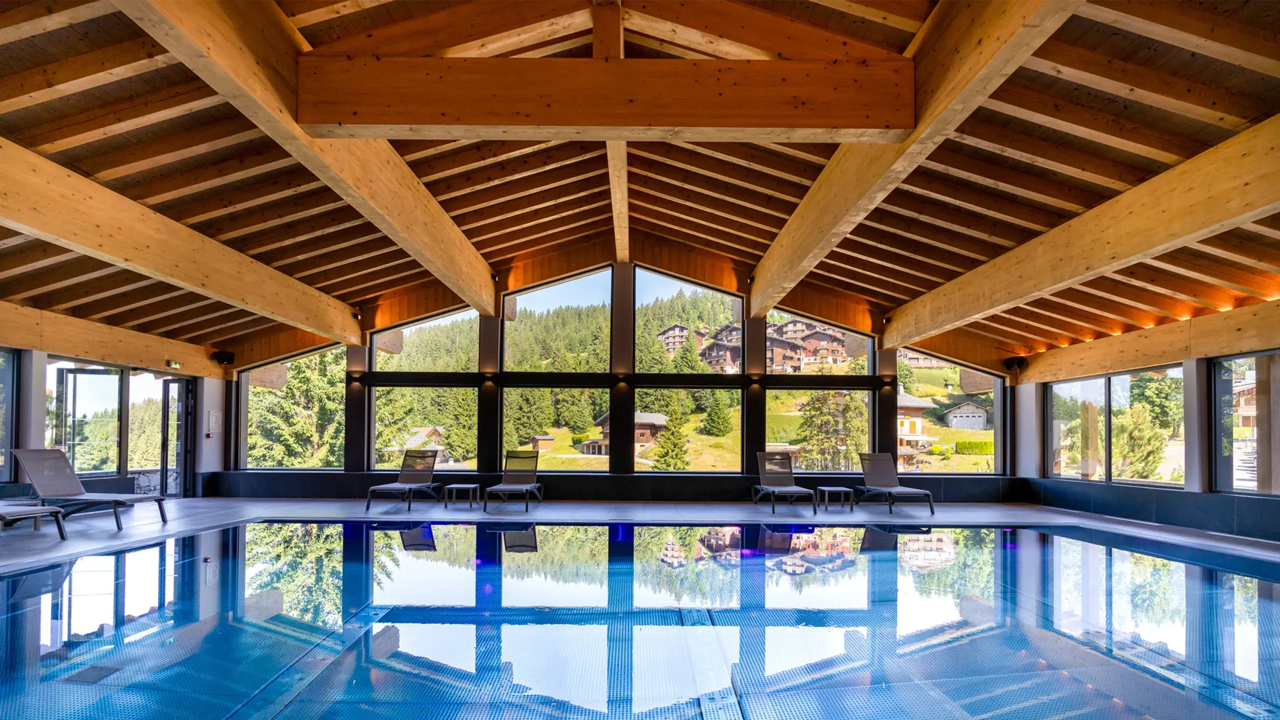Piscine du Spa Montagnes du Monde® du Hameau de l'Ours à Manigod La Croix-Fry, en été