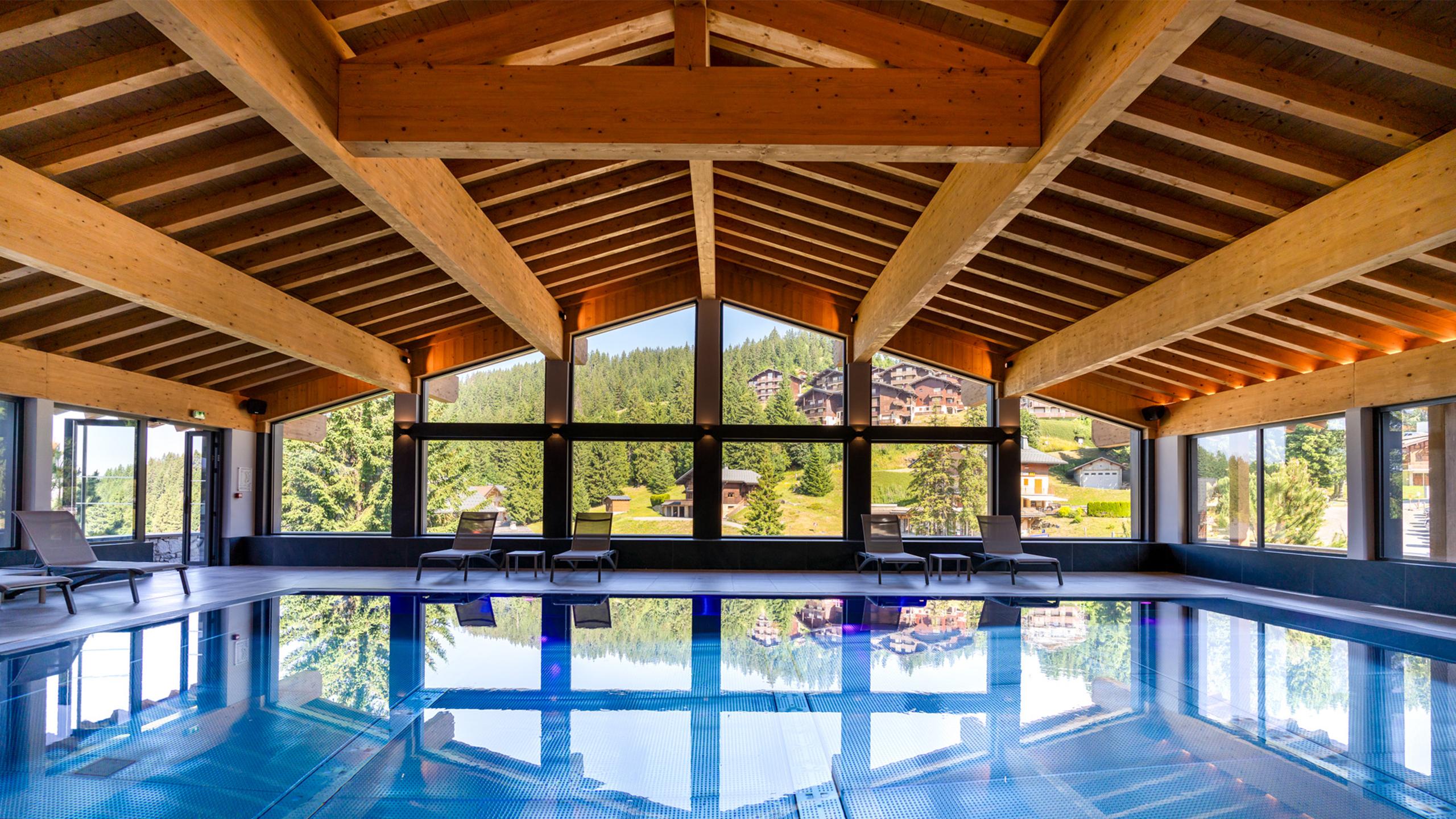 Piscine du Spa Montagnes du Monde® du Hameau de l'Ours à Manigod La Croix-Fry, en été