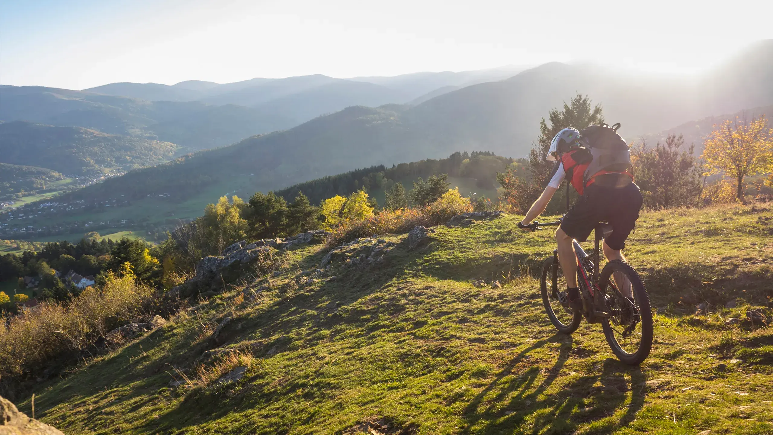Un homme pratique du VTT, au coucher du soleil