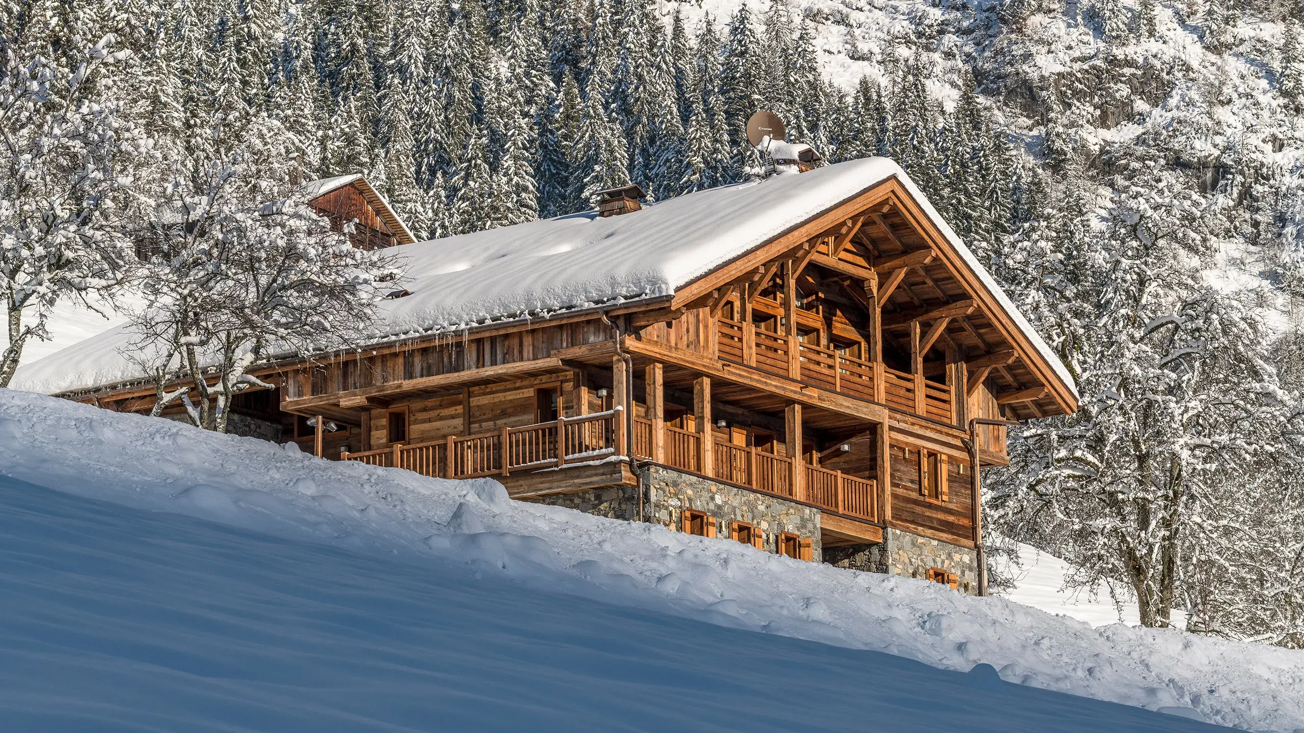 Ferme de Juliette au Grand-Bornand, façade extérieure du chalet de prestige en hiver