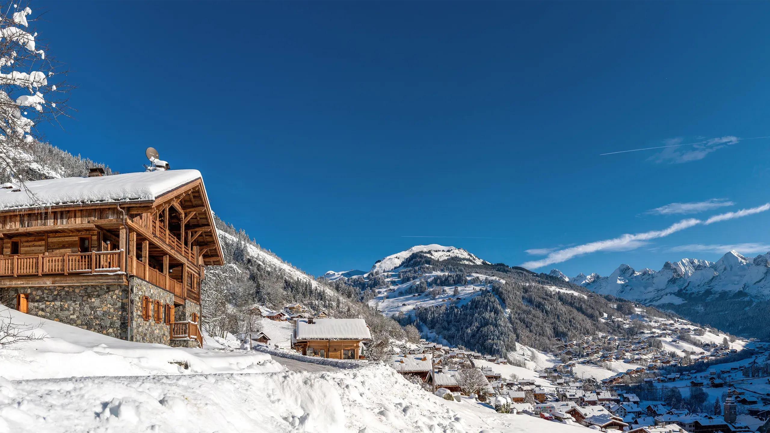 La Ferme de Juliette au Grand-Bornand, façade extérieure du chalet de prestige avec panorama sur les sommets enneigés