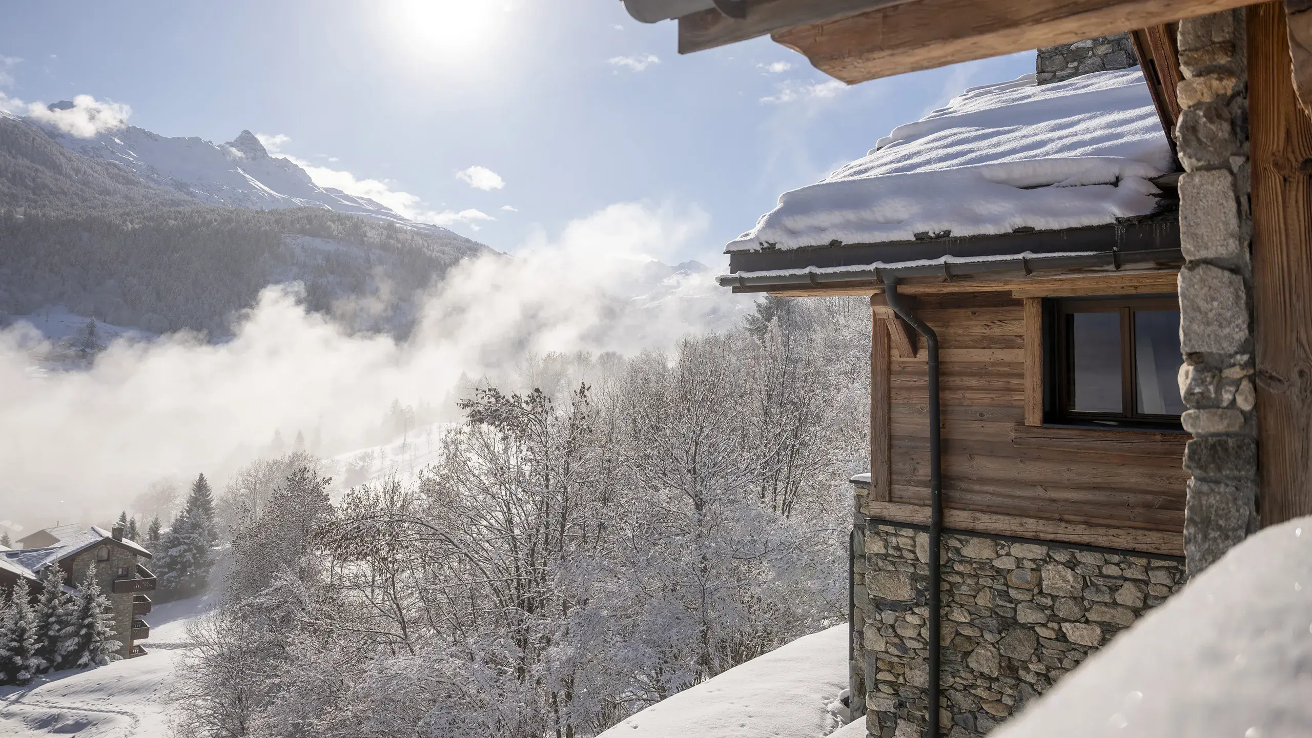 Chalet Apsara à Méribel, vue panoramique sur les sommets alpins enneigés