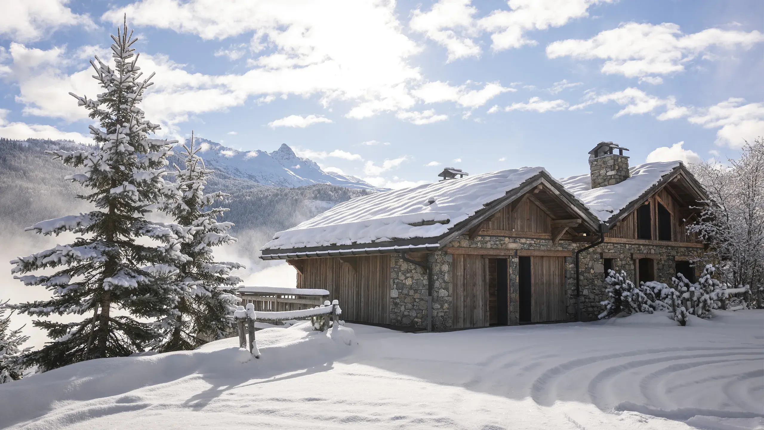 Chalet Apsara à Méribel, façade extérieure de l'entrée en hiver