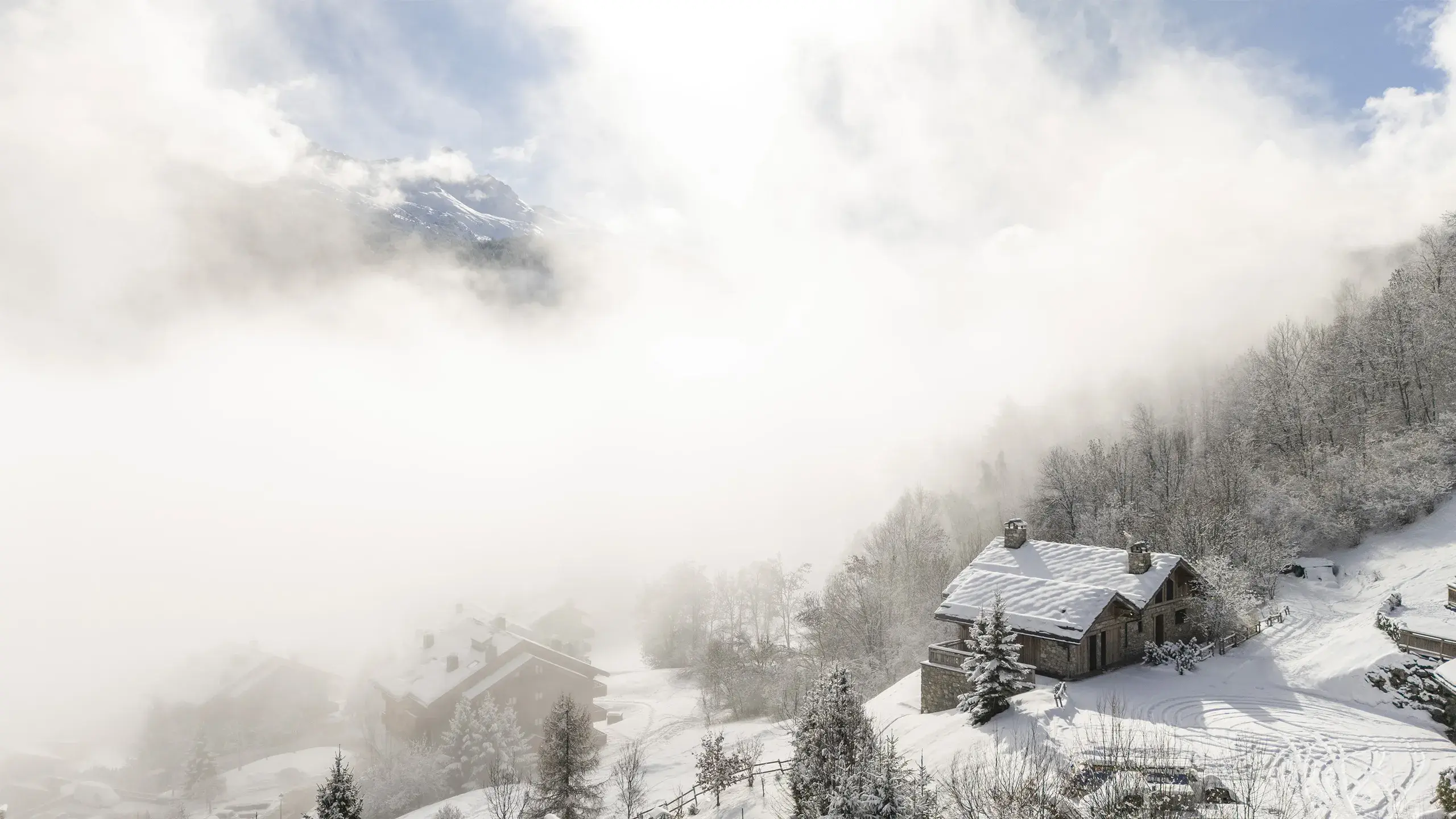 Chalet Apsara à Méribel Les Allues, panorama aérien du chalet de prestige et des sommets environnants en hiver