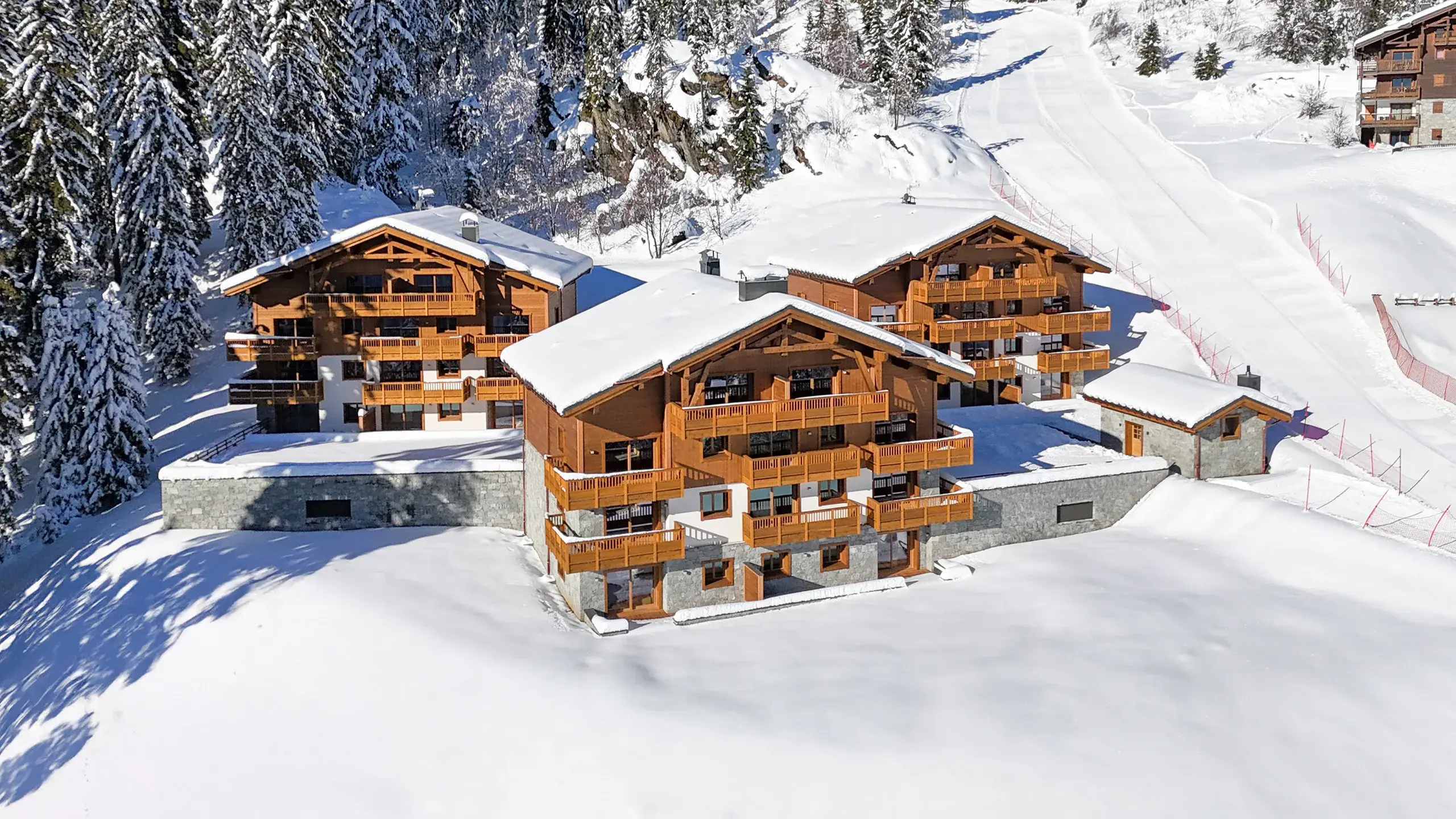 Chalets Myrna aux Saisies, extérieur enneigé avec vue sur les pistes de ski