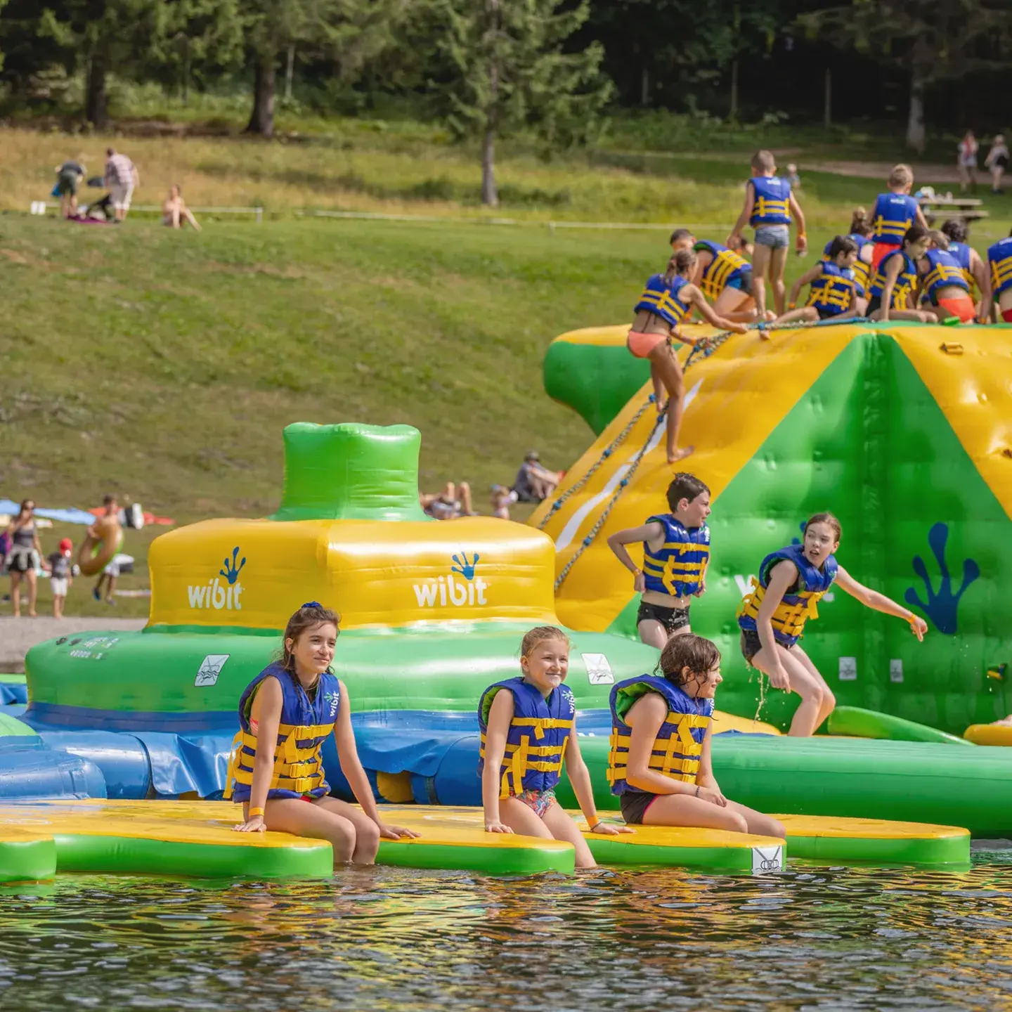 Des enfants s'amusent dans l'eau avec des structures gonflables aux Gets