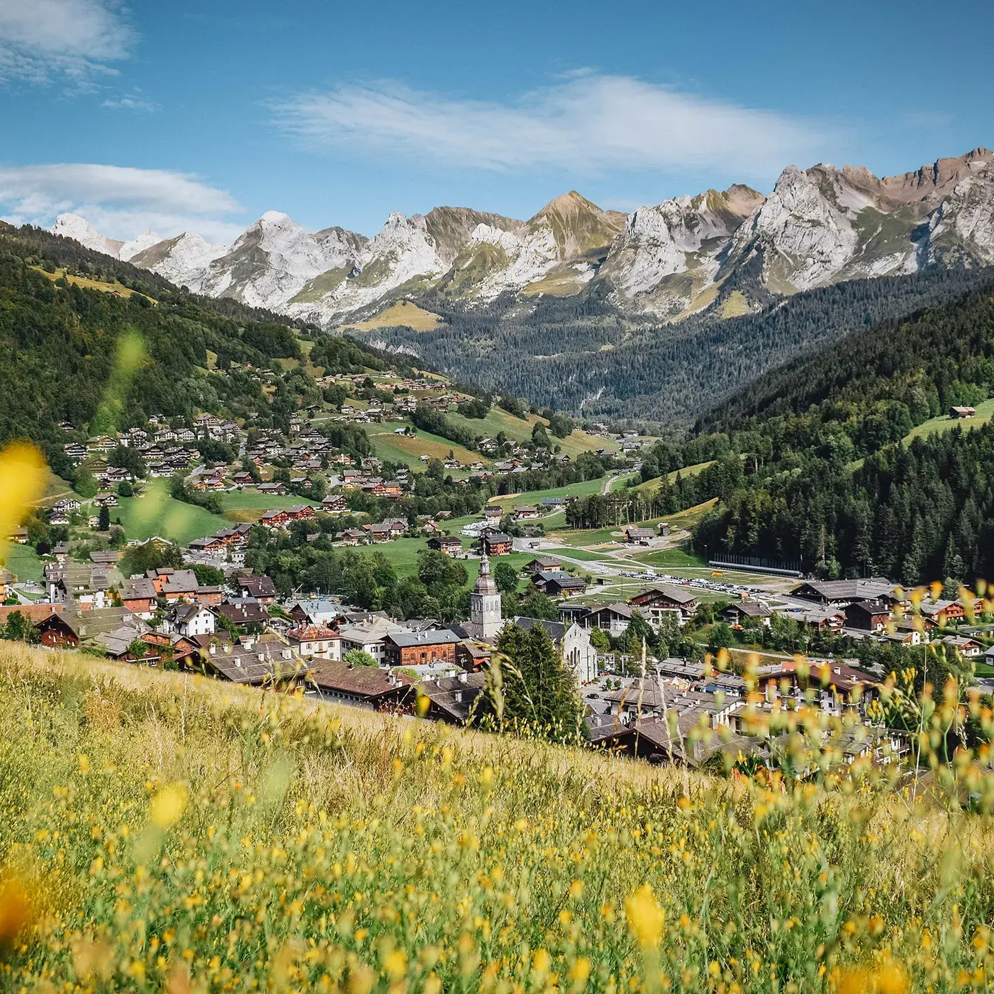 Vue panoramique du village du Grand-Bornand en été, dans les Alpes, en Haute-Savoie