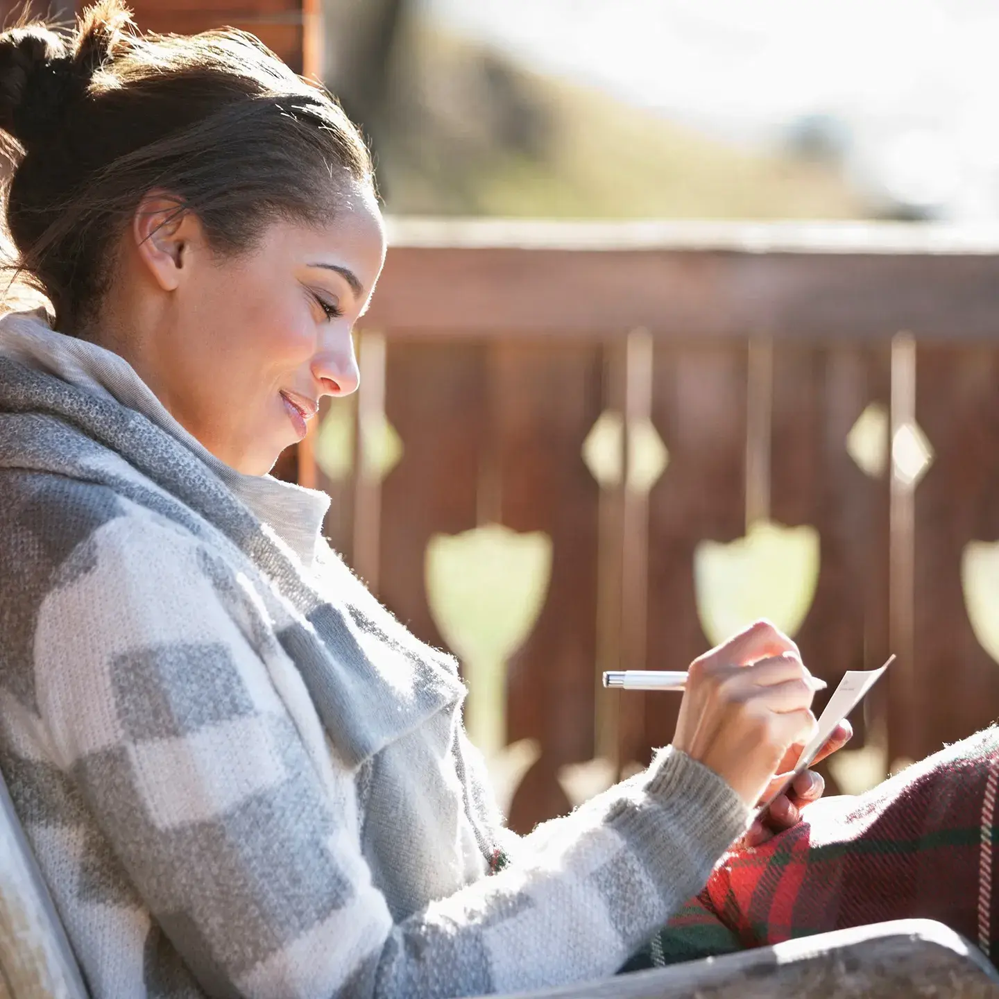 Sainte-Foy-Tarentaise - Jeune femme en train de remplir un document
