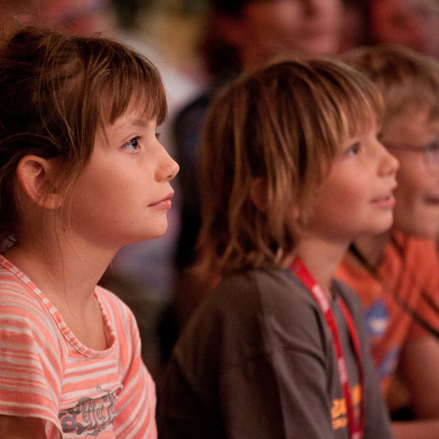 Des enfants regardent un spectacle lors de l'évènement Au Bonheur des Mômes au Grand-Bornand