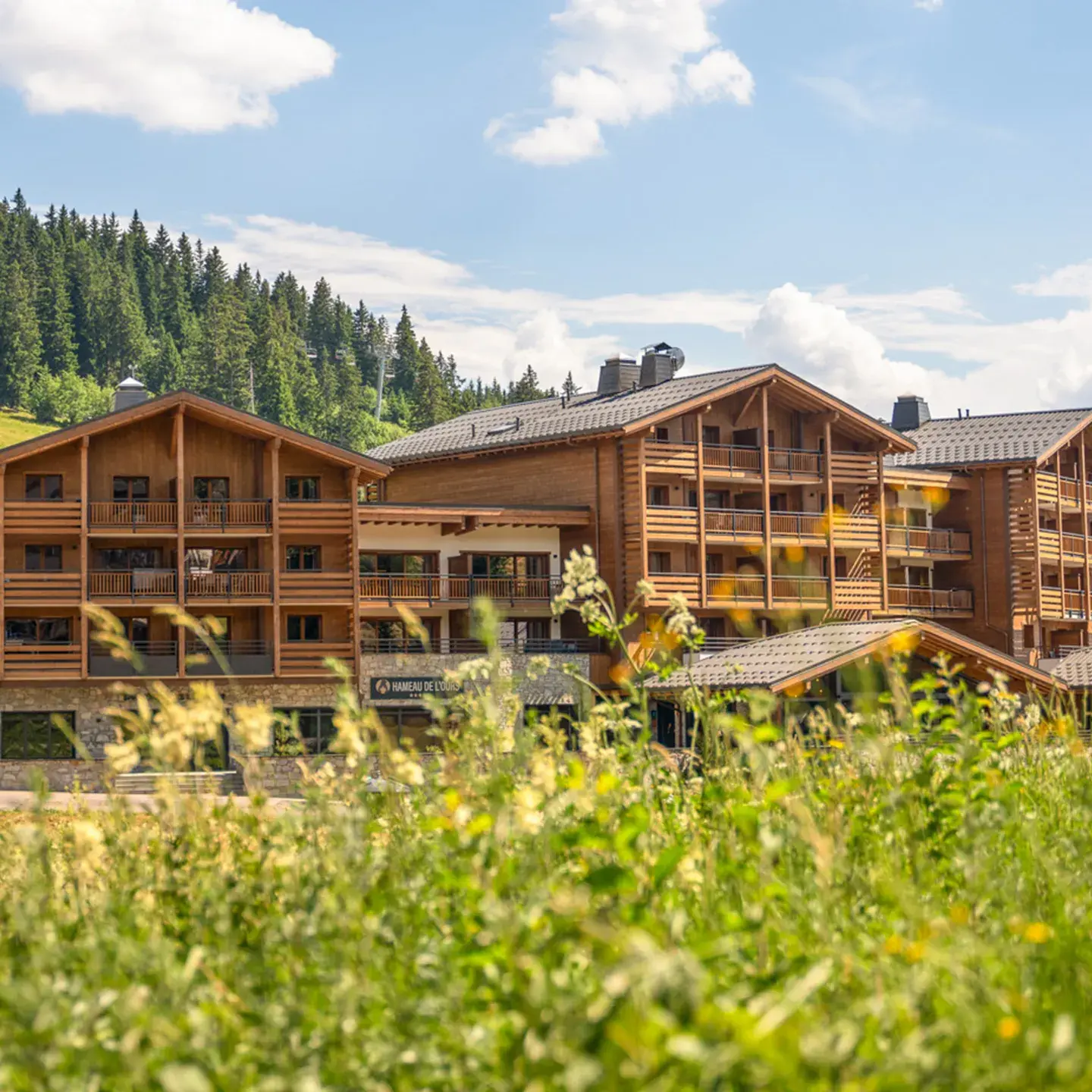 Vue extérieure du Hameau de l'Ours à Manigod La Croix-Fry, en été