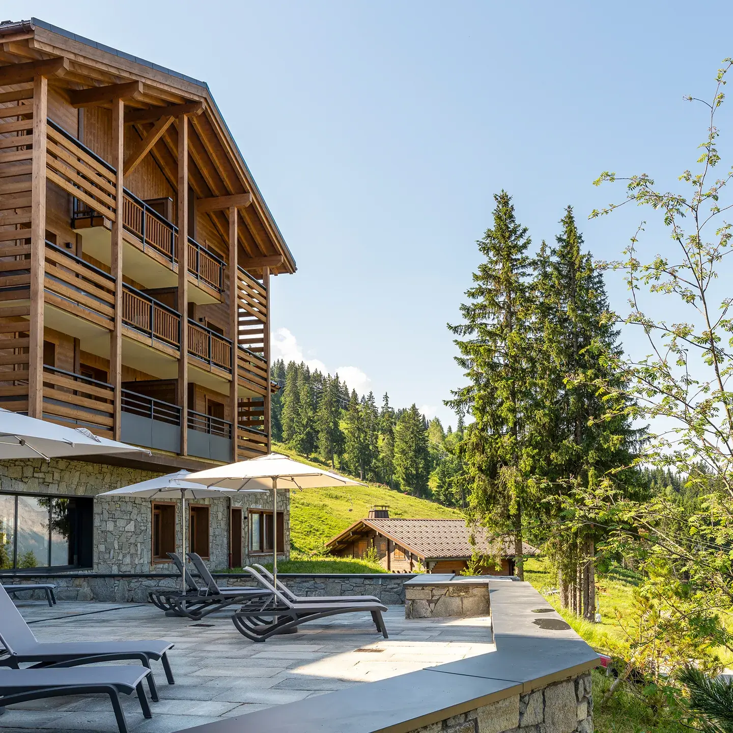 Terrasse d'été du Spa Montagnes du Monde® du Hameau de l'Ours, à Manigod La Croix-Fry