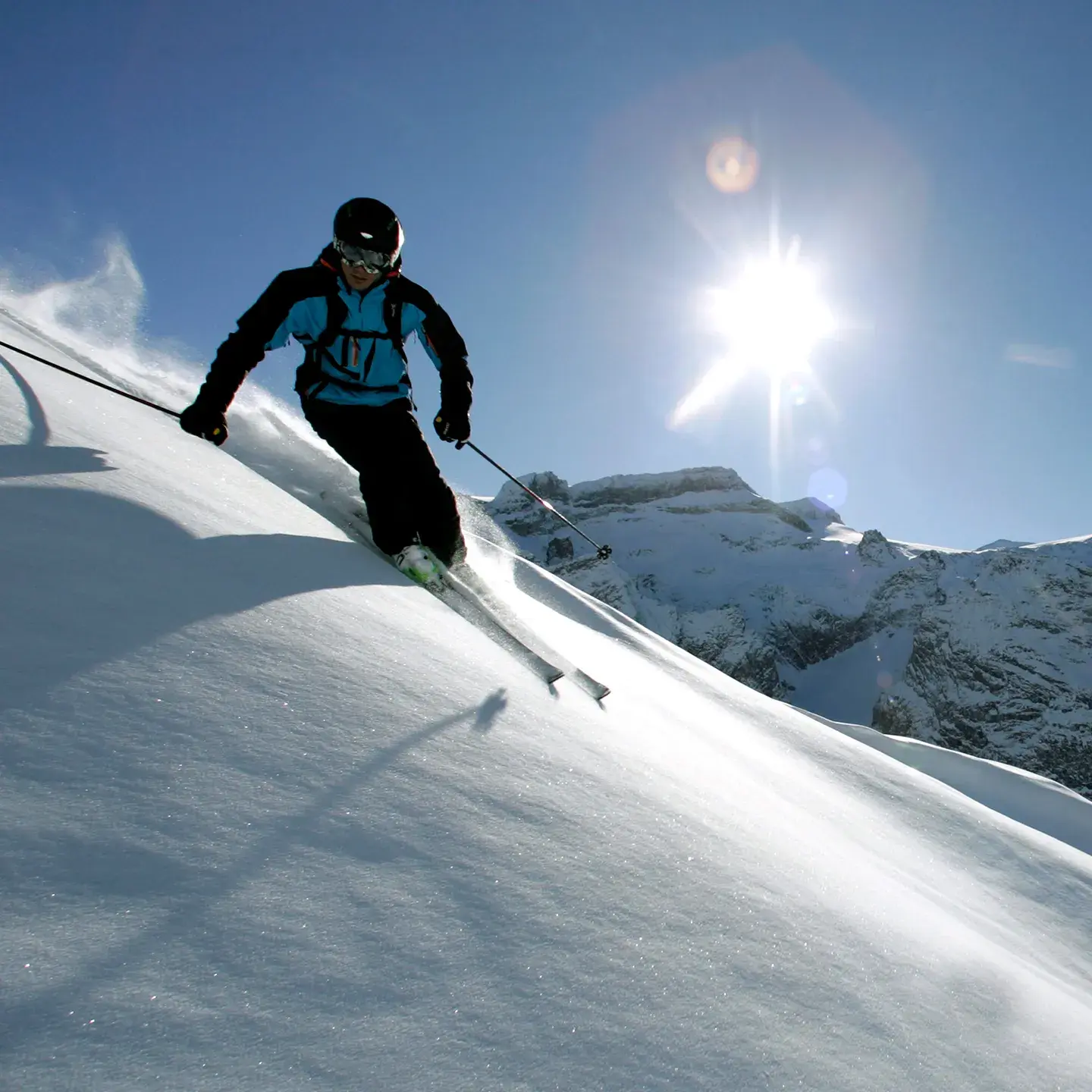 Un skieur fait du hors-piste sous un temps ensoleillé