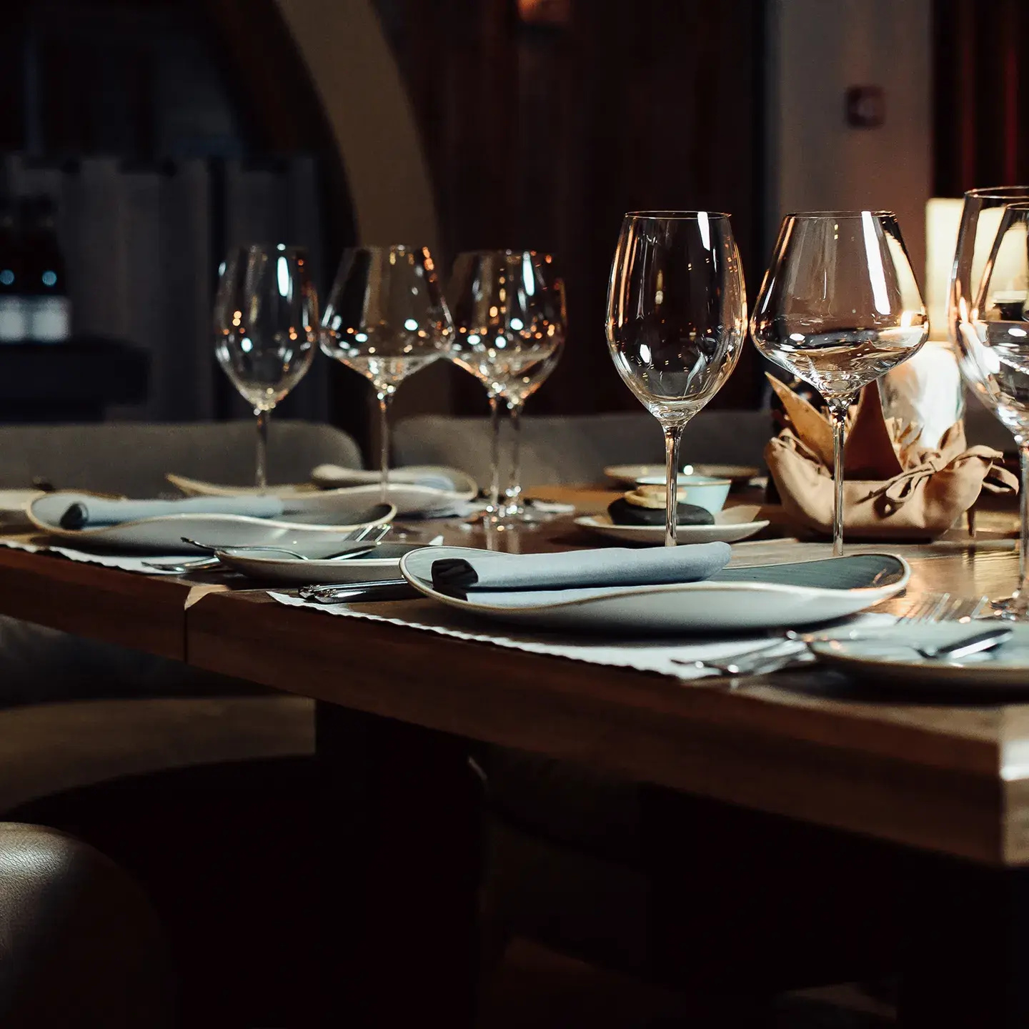 Dîner dans un restaurant gastronomique à l’ambiance feutrée, avec la nuit visible