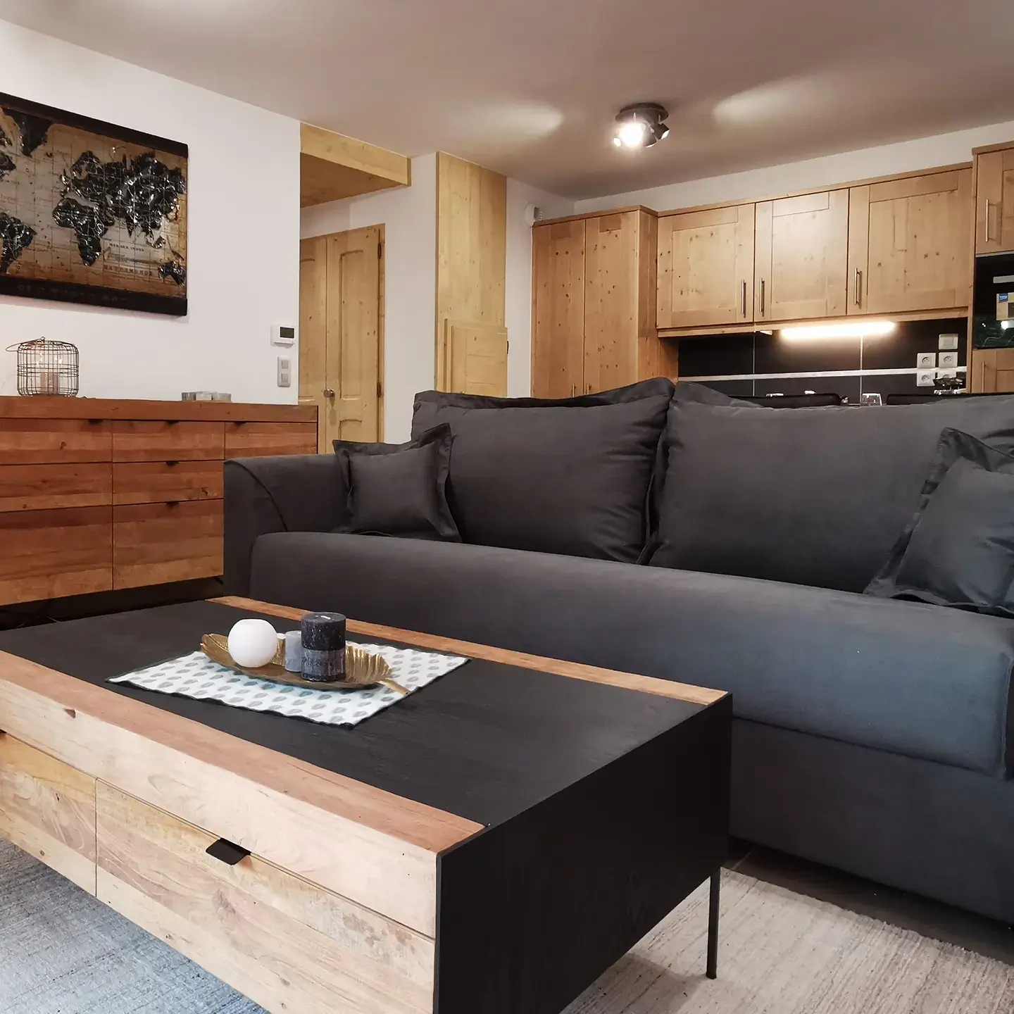 Chalets Bérénice à Samoëns, pièce de vie avec salon et cuisine