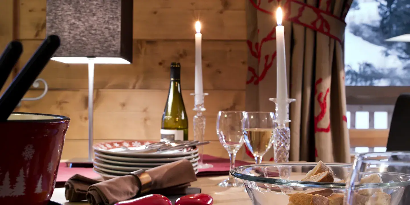  Détail table d'un appartement disponible dans la résidence Akoya à Valmorel