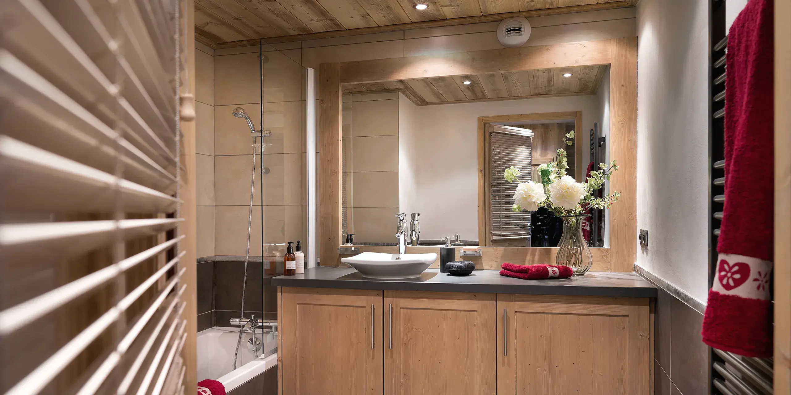 salle de bains dans un appartement des Chalets Myrna aux Saisies 