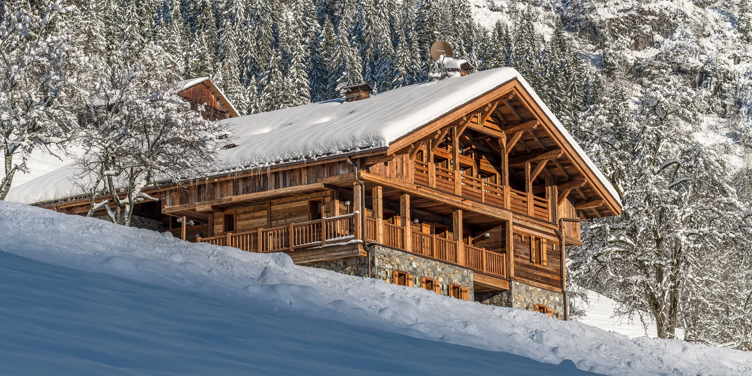Ferme de Juliette au Grand-Bornand, façade extérieure du chalet de prestige en hiver