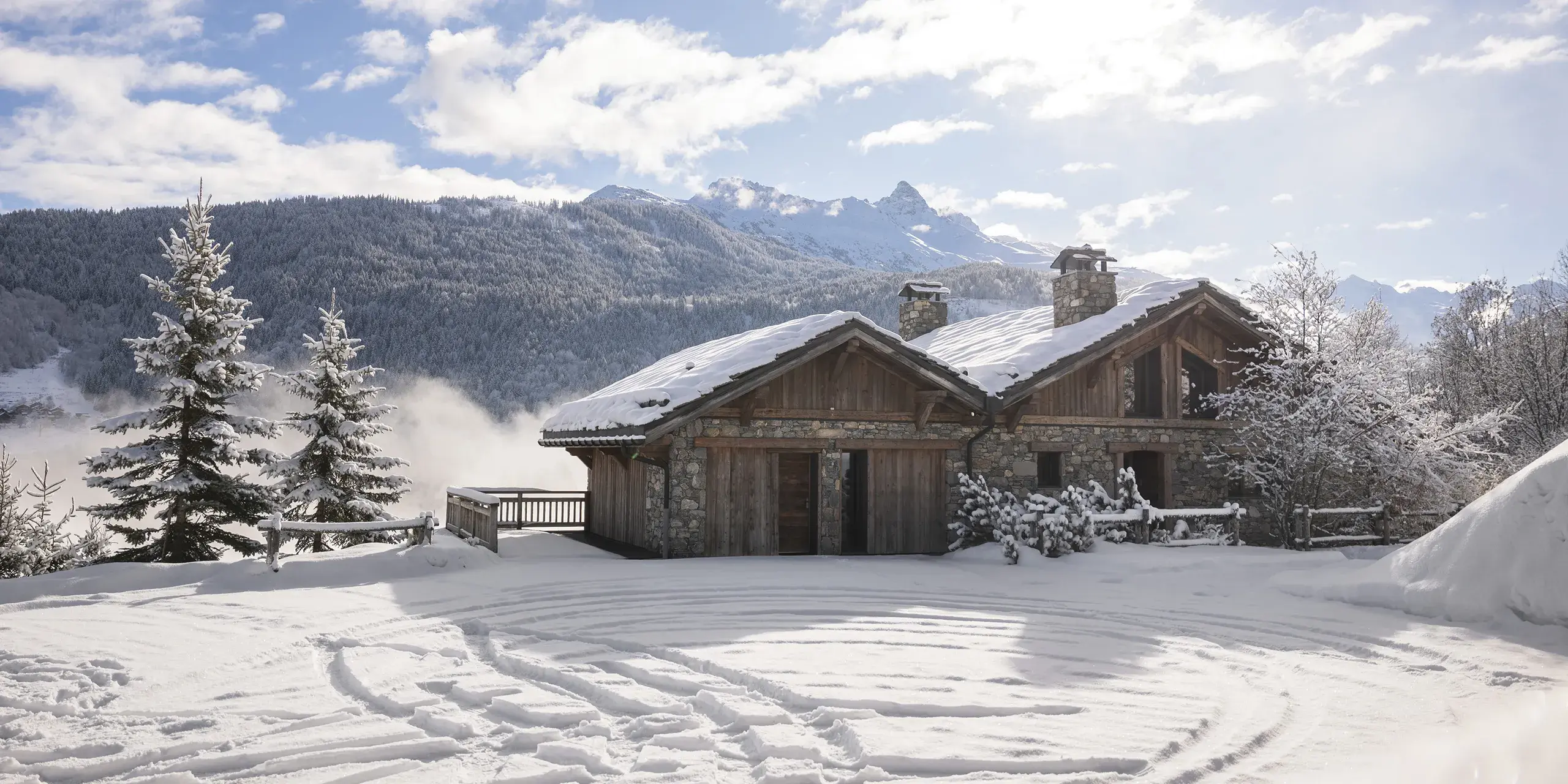 Chalet Apsara à Méribel, entrée du chalet de prestige avec panorama sur les sommets enneigés