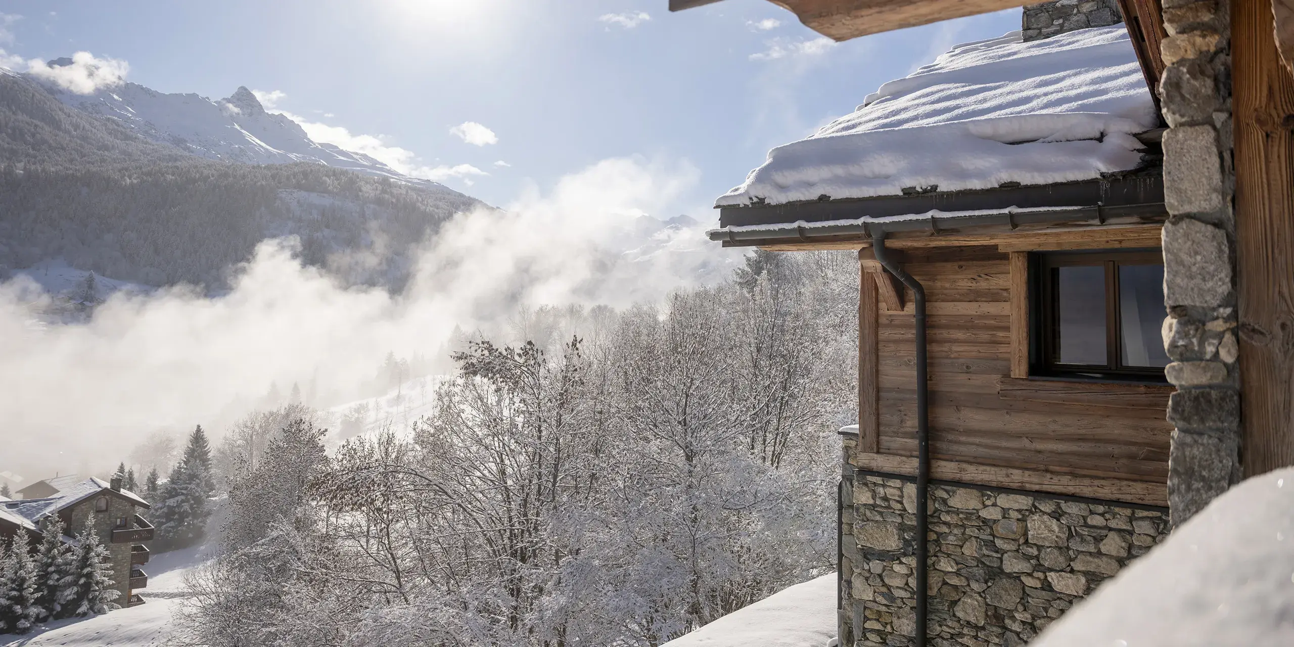 Chalet Apsara à Méribel, vue panoramique sur les sommets alpins enneigés