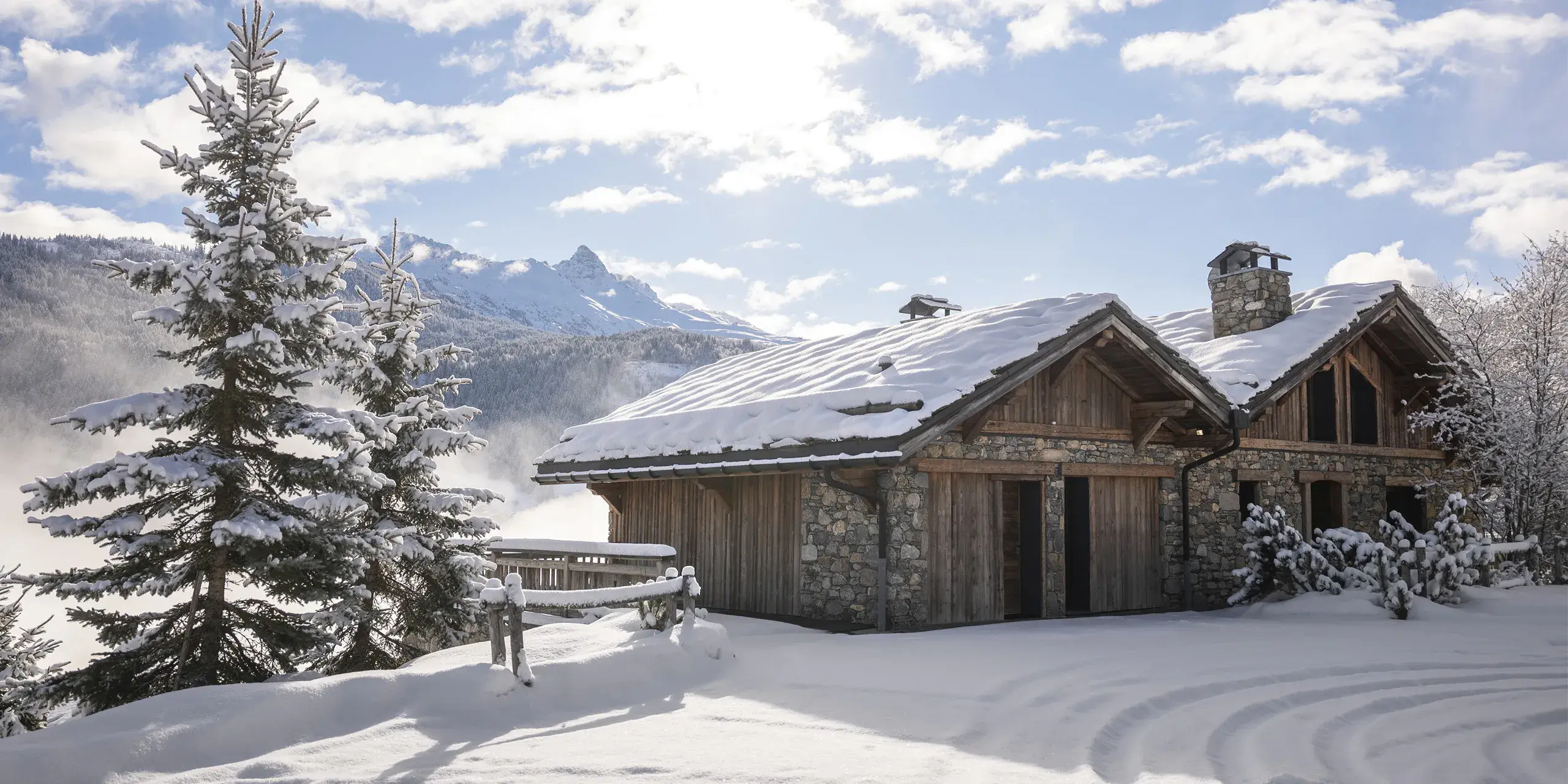 Chalet Apsara à Méribel, façade extérieure de l'entrée en hiver
