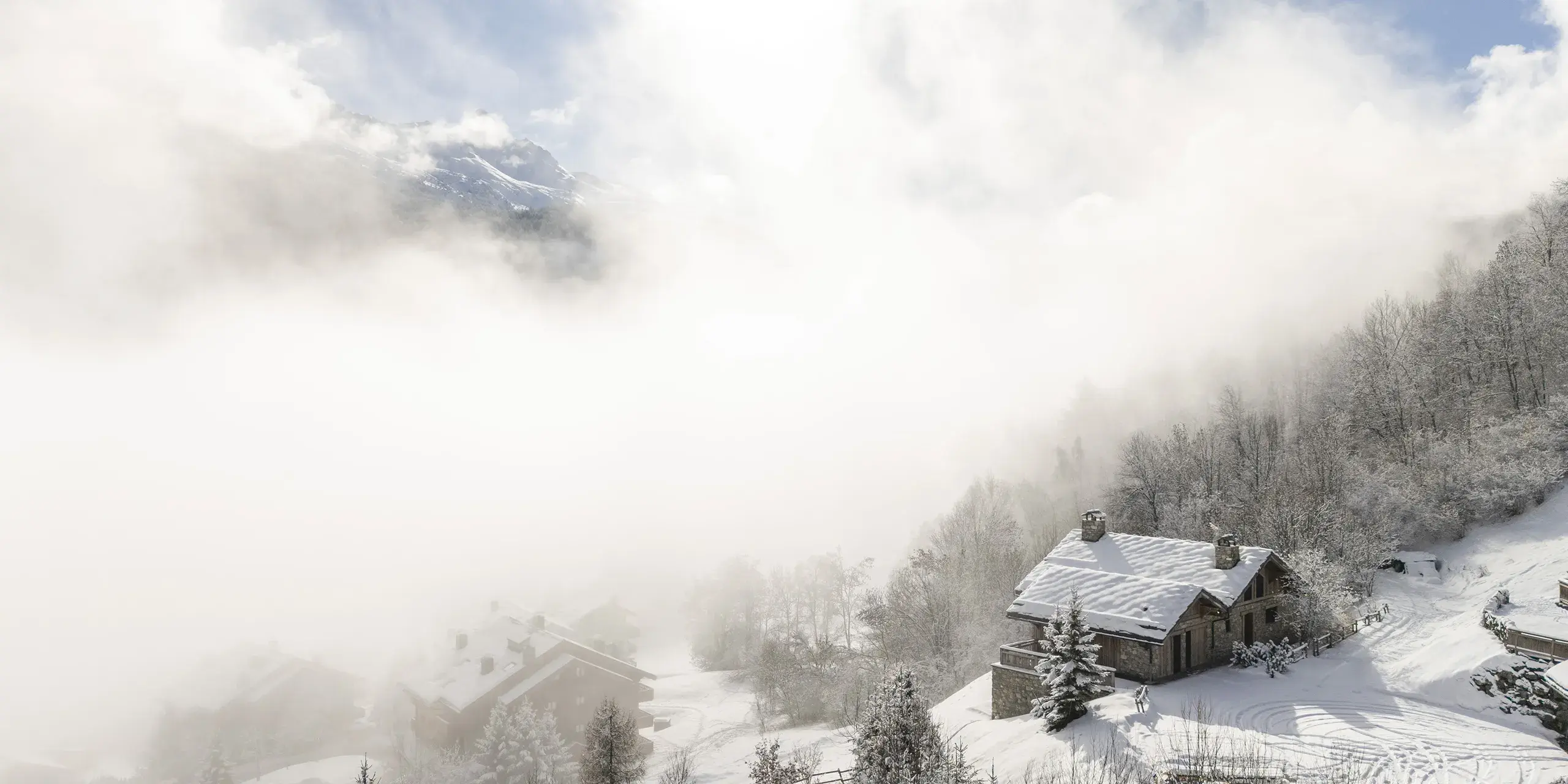 Chalet Apsara à Méribel Les Allues, panorama aérien du chalet de prestige et des sommets environnants en hiver