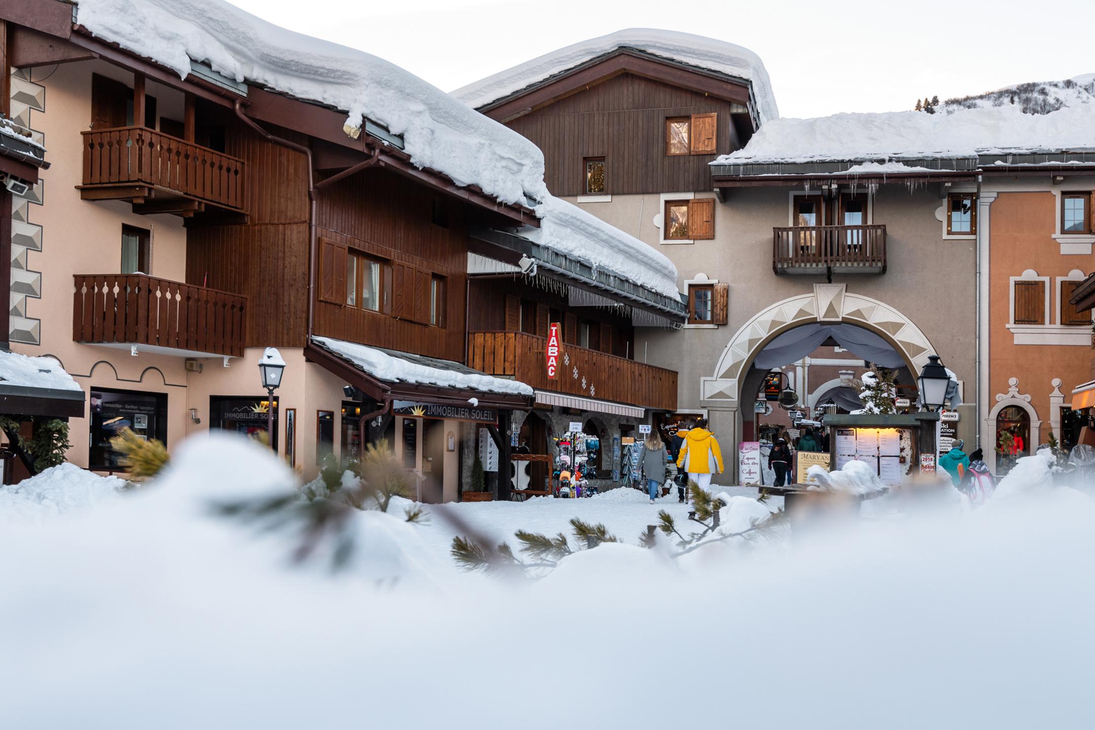 Centre village de la station de Valmorel, rue piétonne