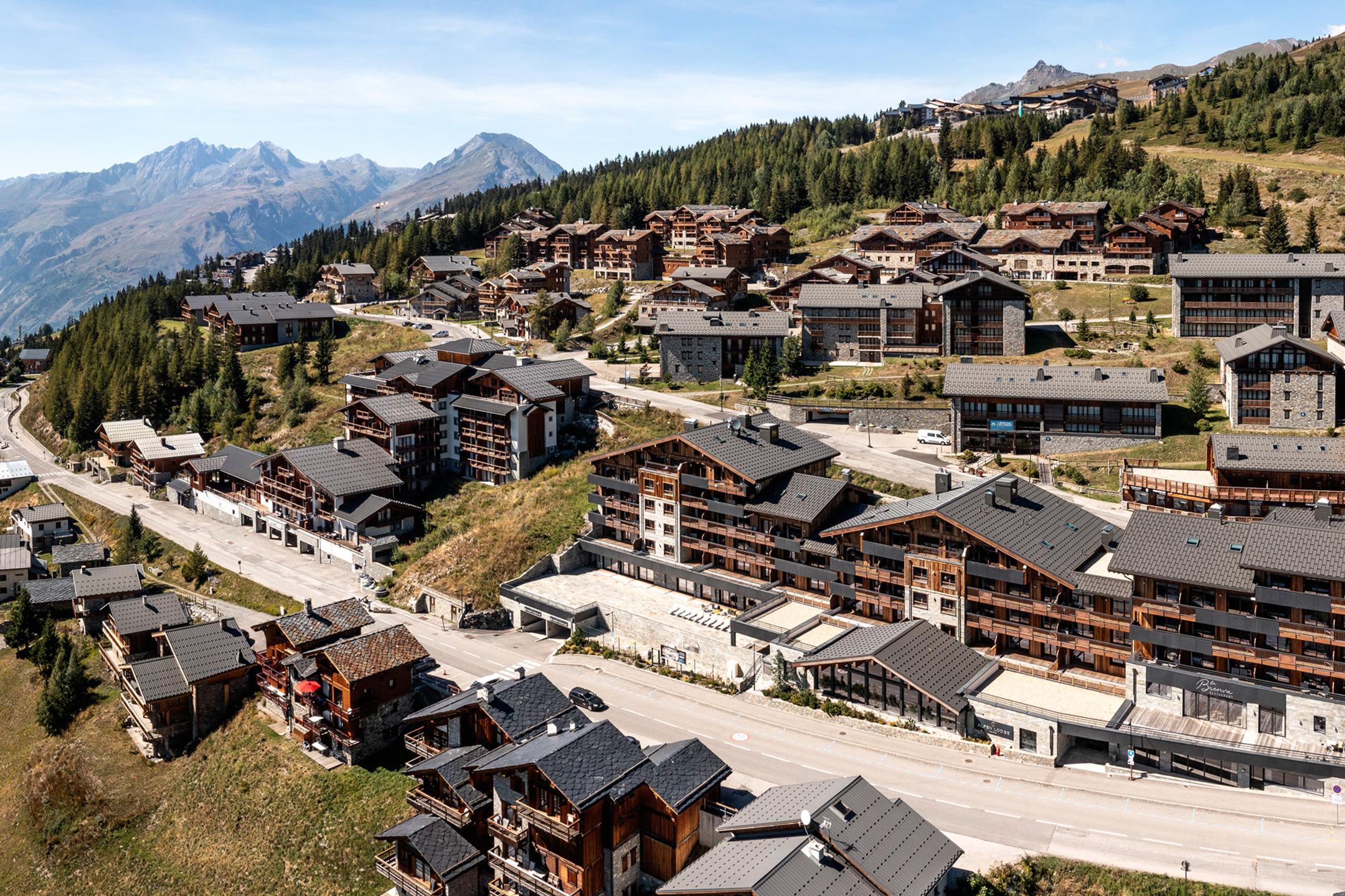 Vue extérieure été du quartier des Eucherts à La Rosière