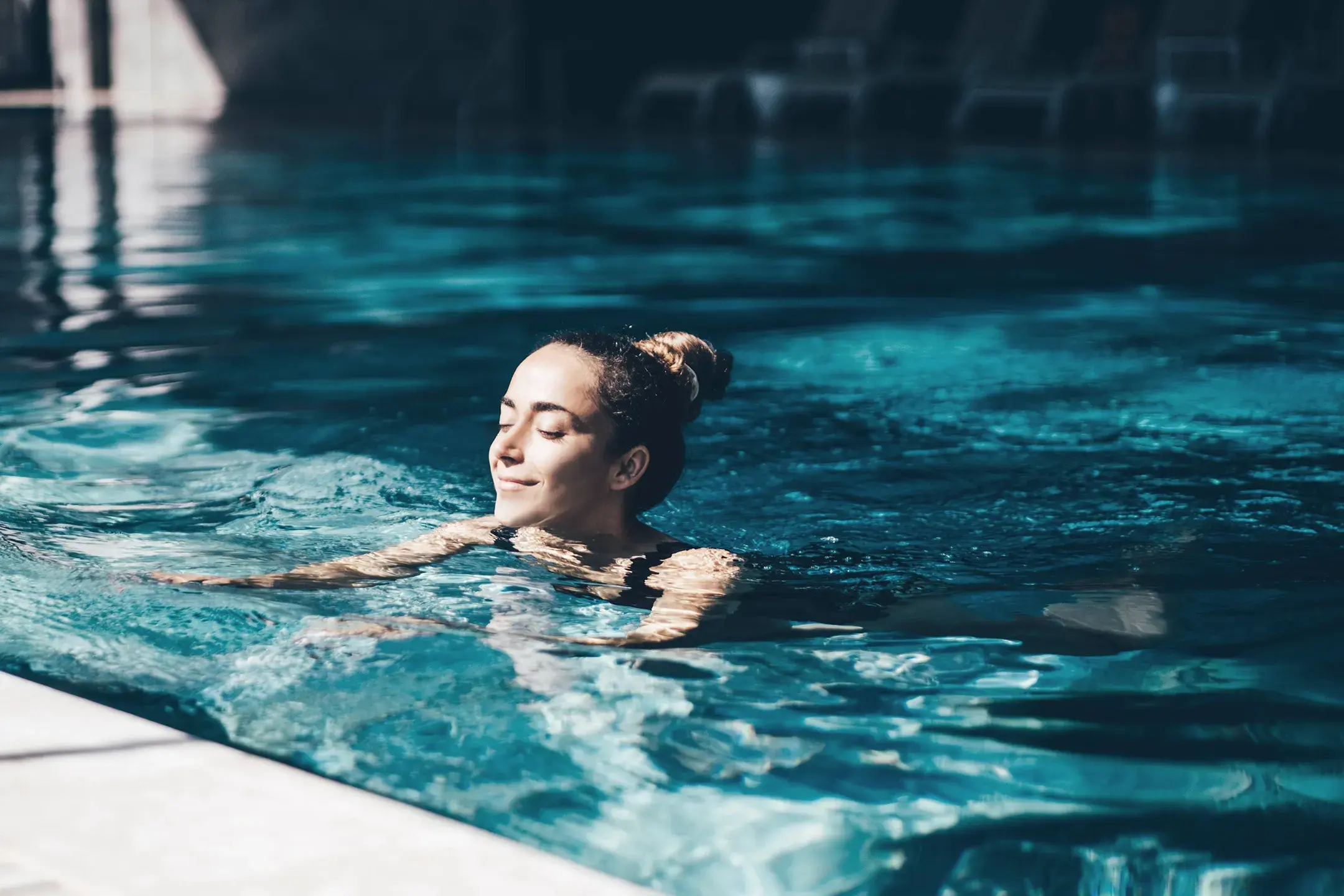 jeune fille qui nage dans une piscine 