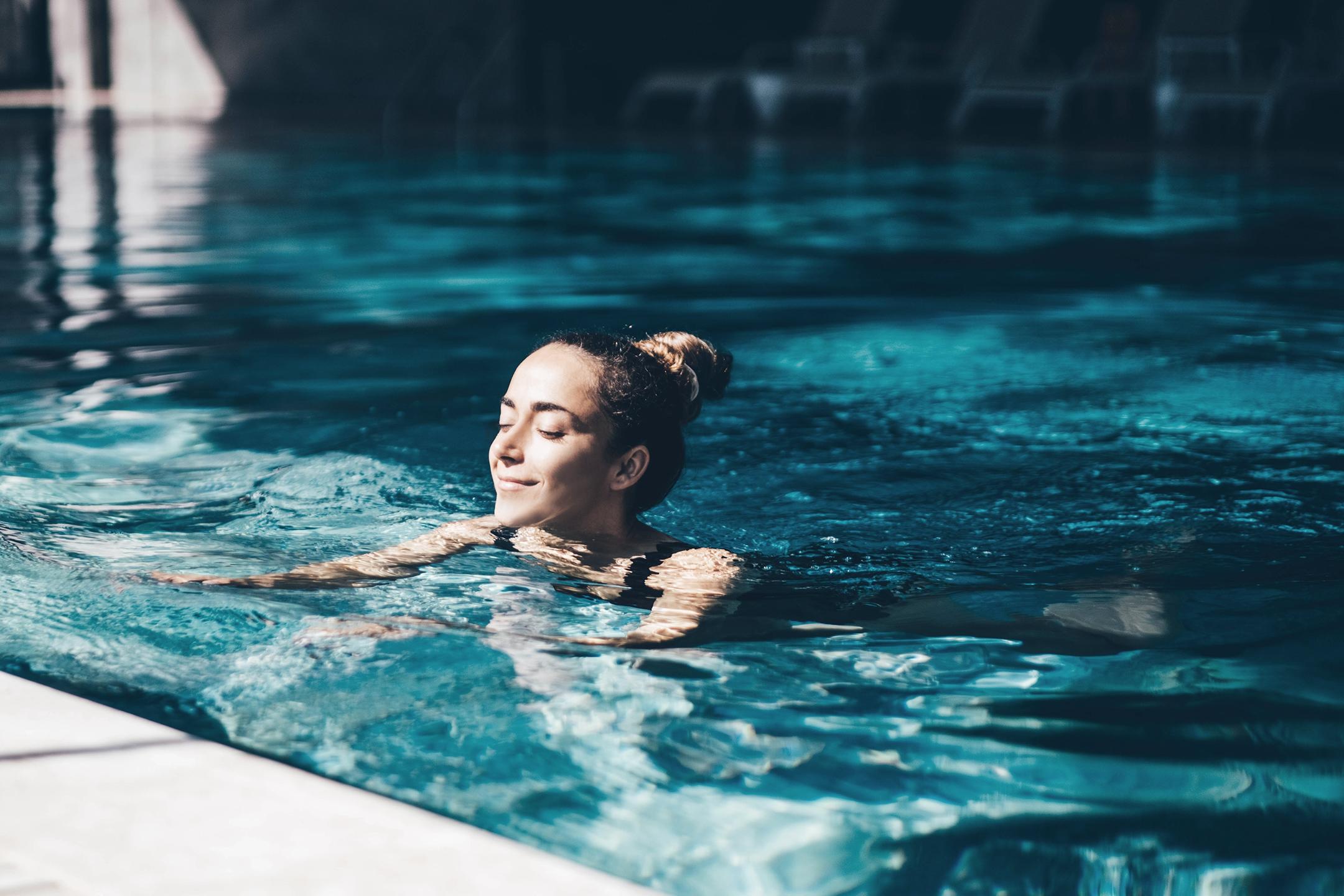 jeune fille qui nage dans une piscine