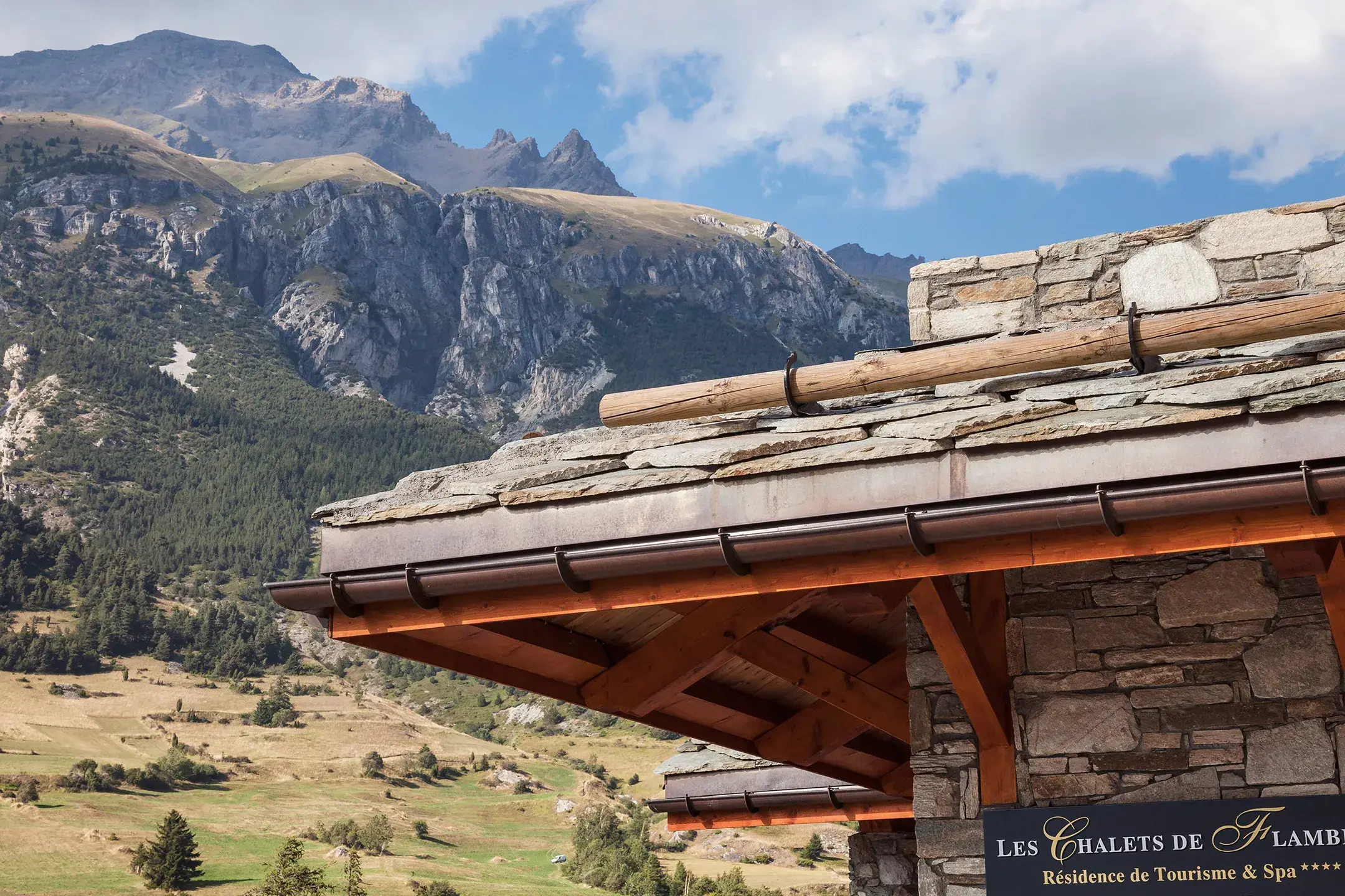Vue d'un chalet sur le Massif de la Vanoise