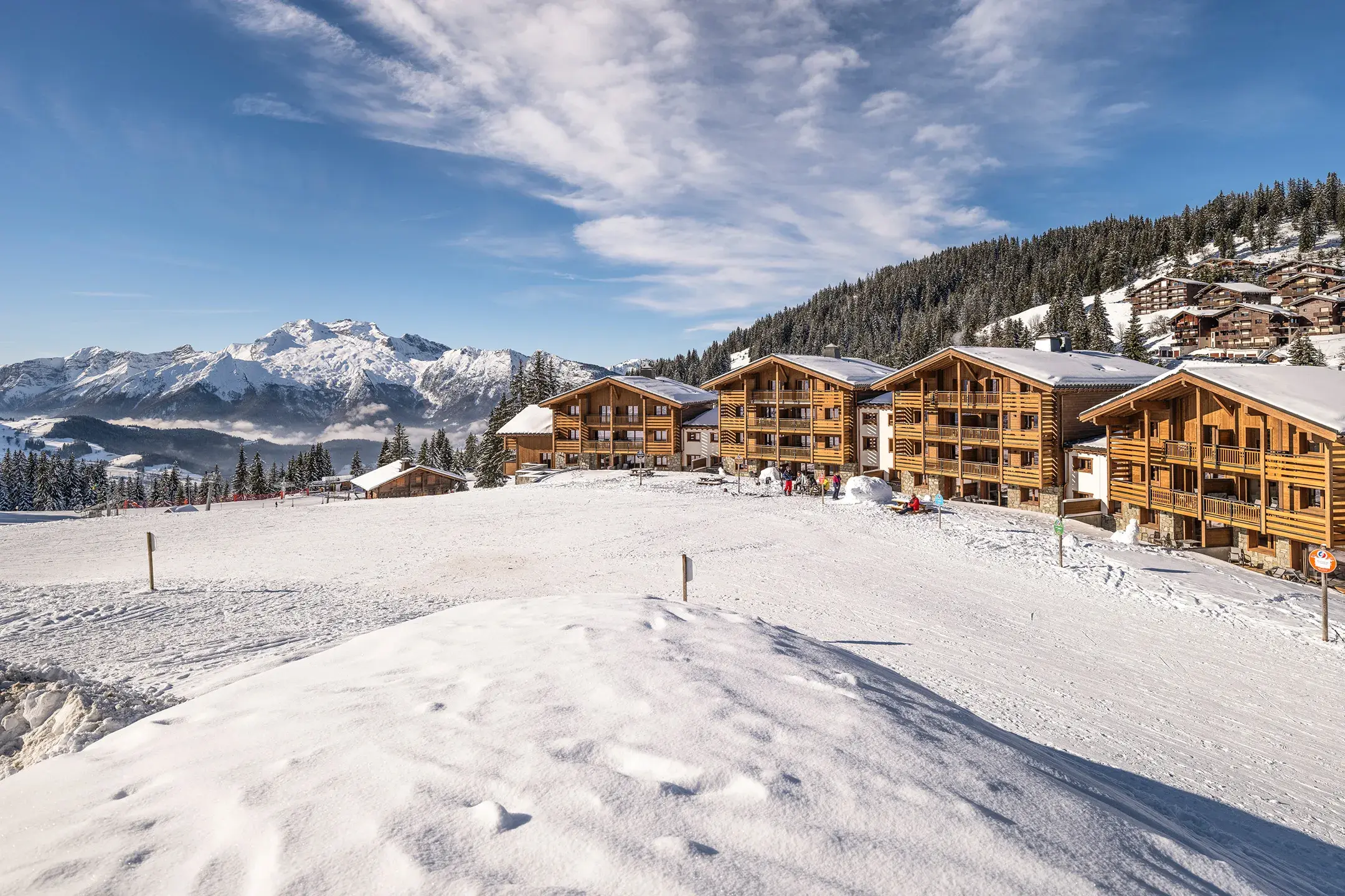 Un panorama exceptionnel sur le massif des Aravis depuis et la résidence du Hameau de l'Ours à Manigod Col de la Croix Fry