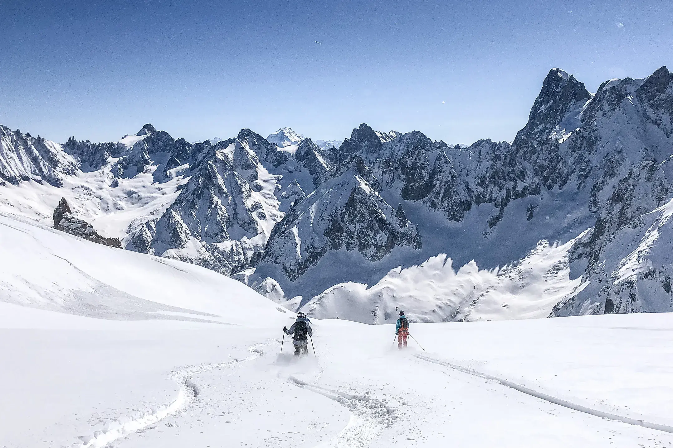 Skieur en train de dévaler les pistes