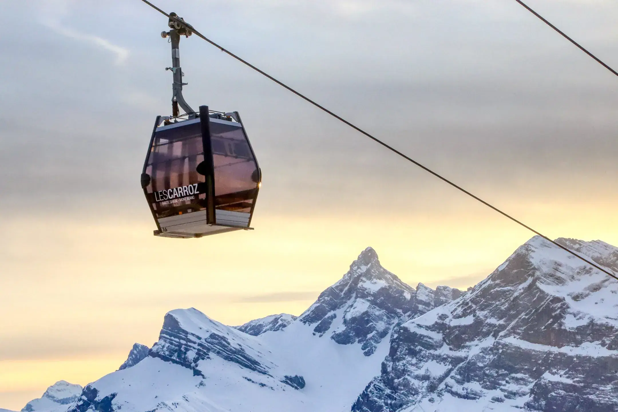 Vue sur une télécabine du domaine skiable du Grand Massif - Les Carroz d'Arâches