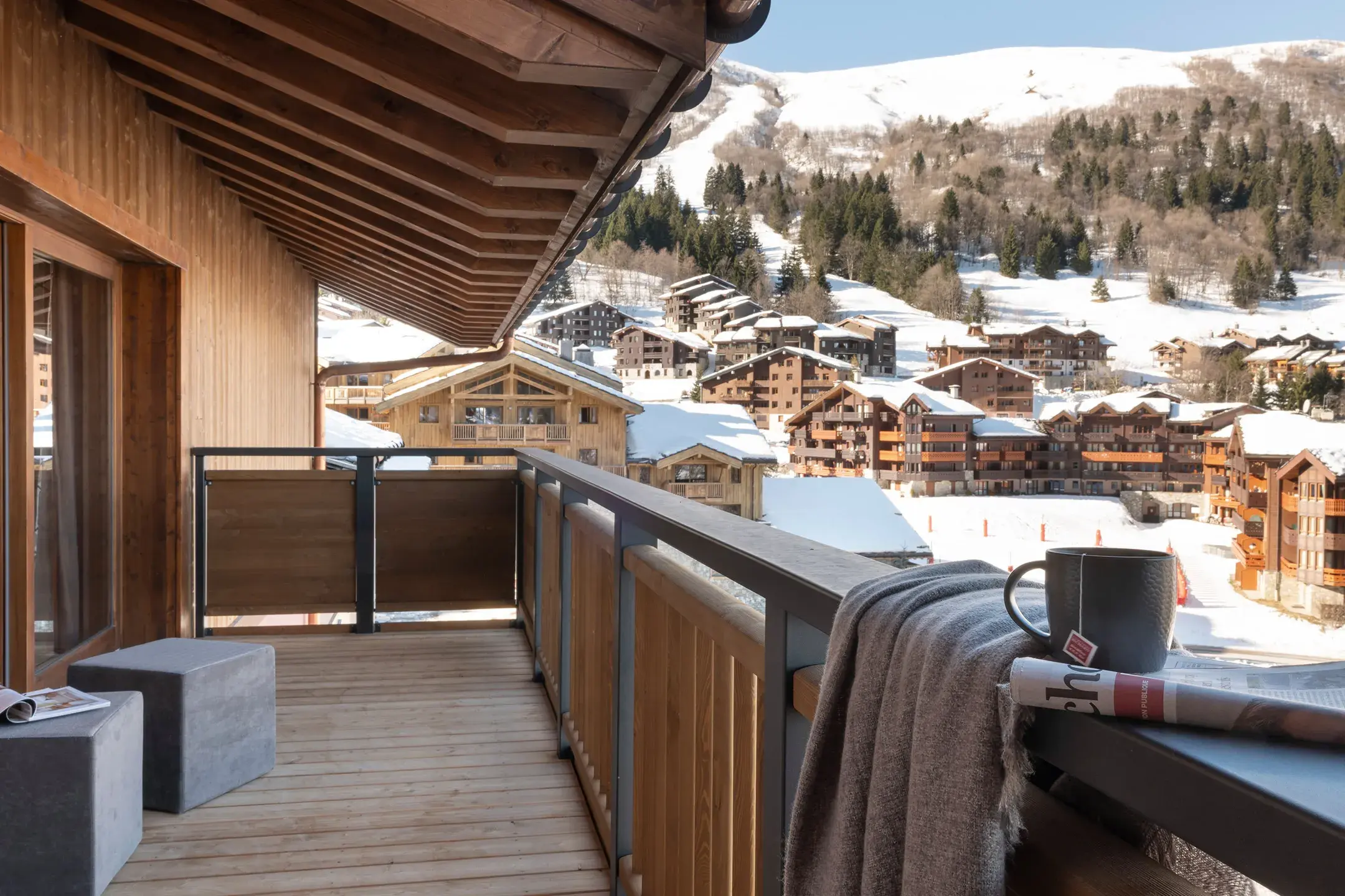 Vue panoramique sur la vallée de Valmorel depuis le balcon d'un appartement de la résidence Akoya