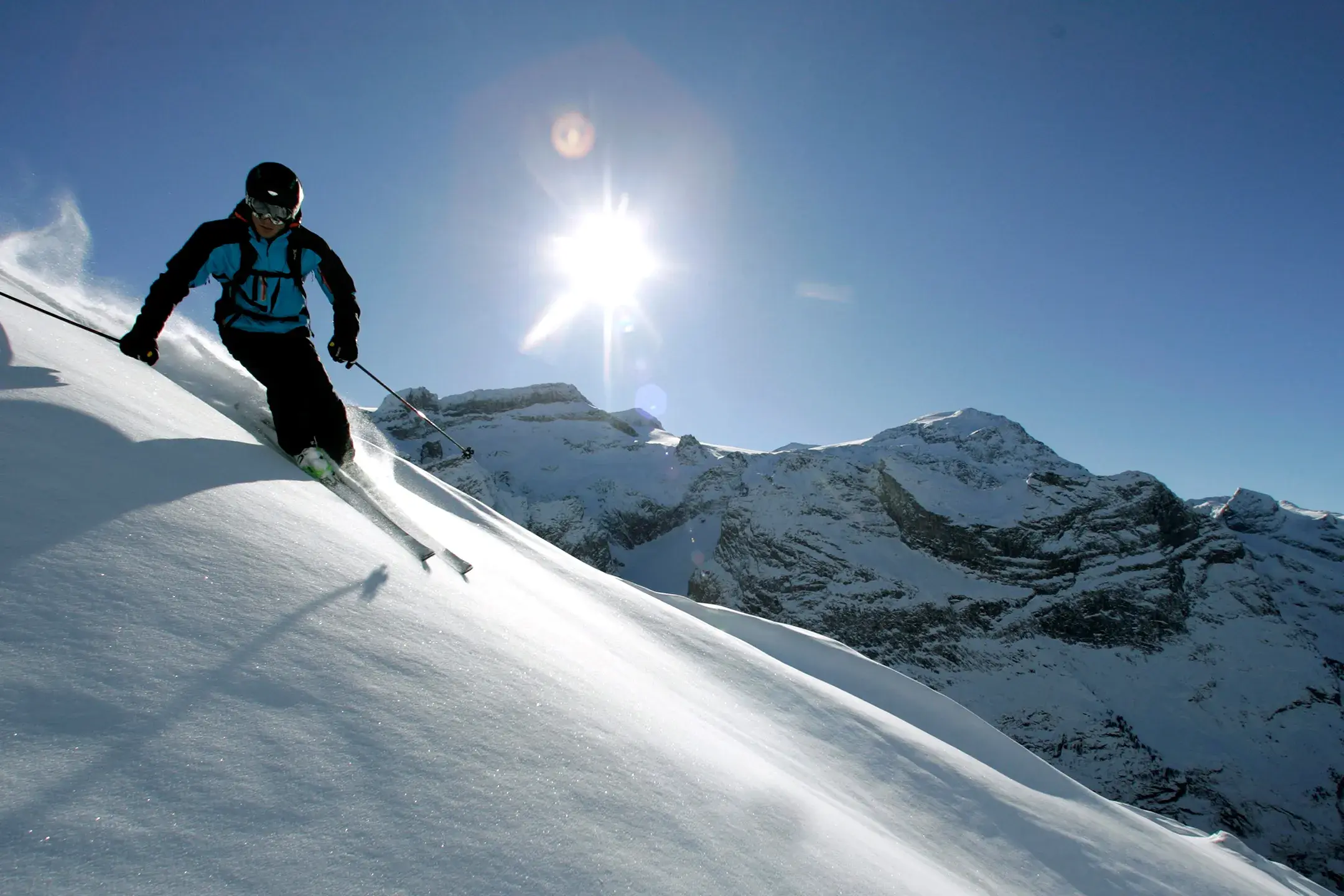 Un skieur fait du hors-piste sous un temps ensoleillé