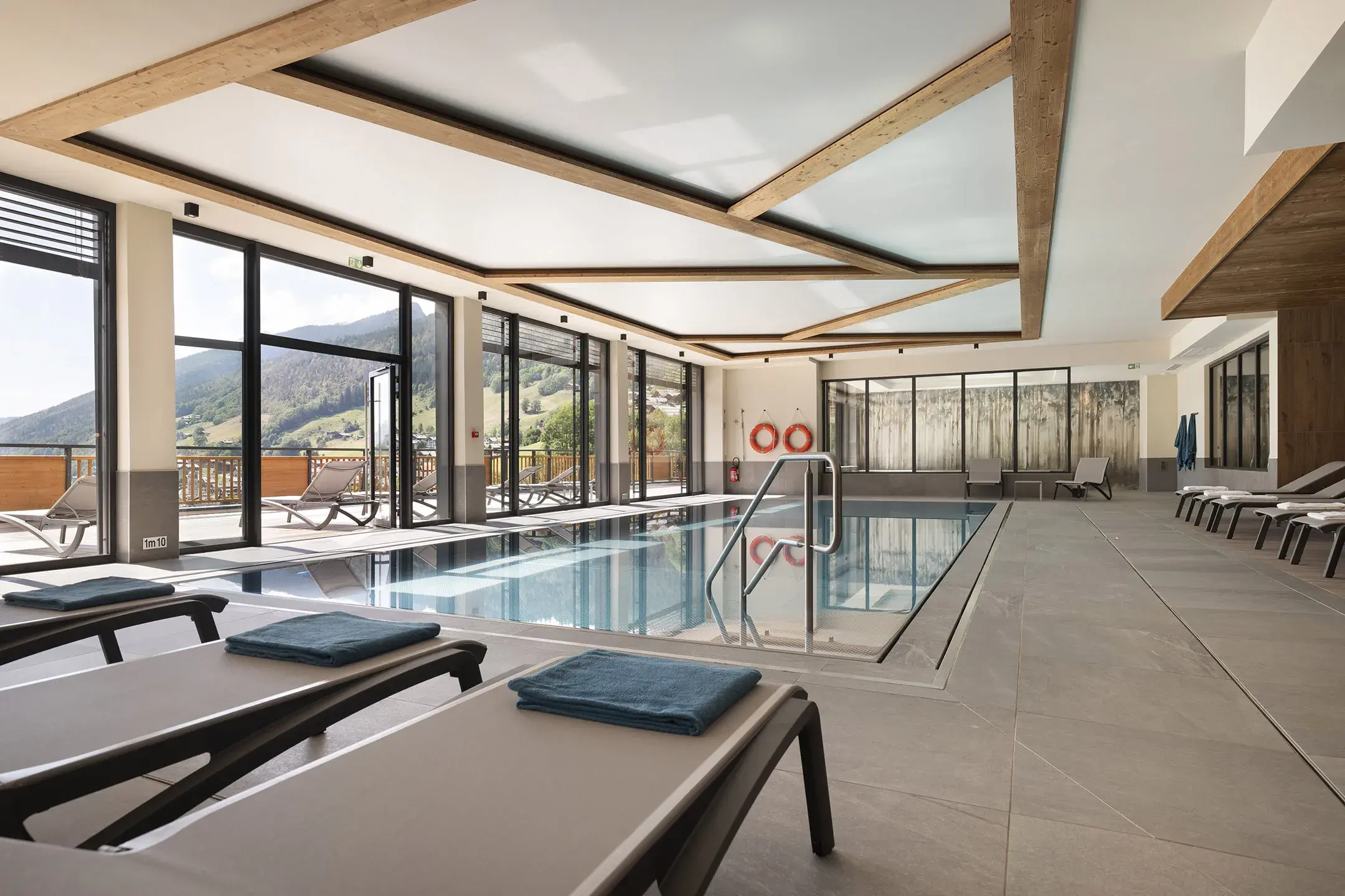 Piscine des Chalets de Joy en été