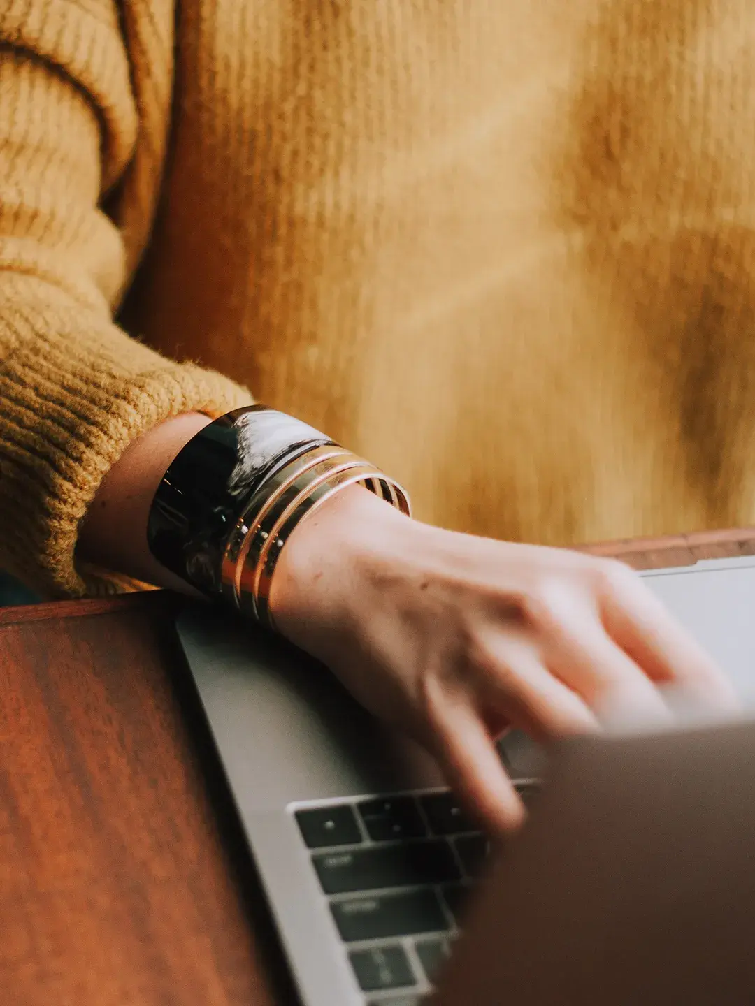 Une femme tape sur le clavier de son ordinateur portable