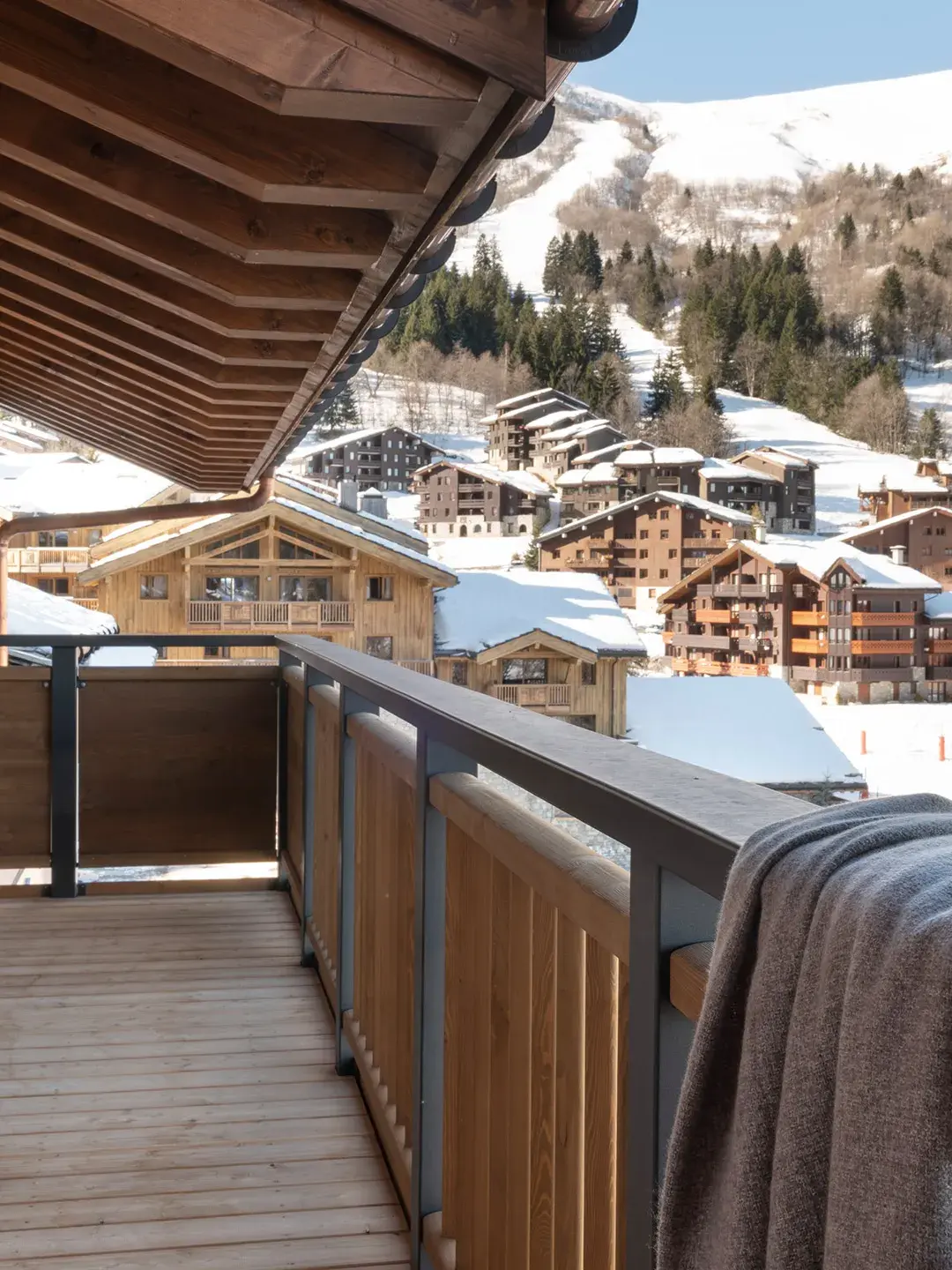 Vue panoramique sur la vallée de Valmorel depuis le balcon d'un appartement de la résidence Akoya